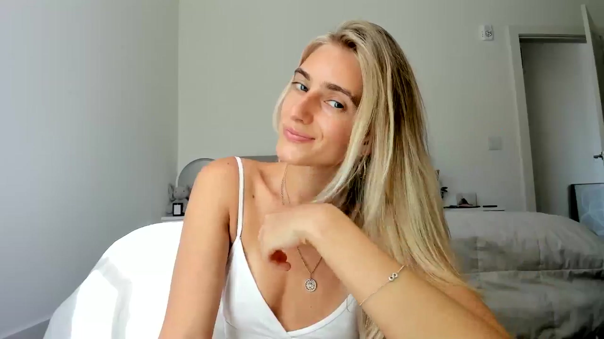 Gallery image thumbnail from Vodka_Queen's myfreecams stream on, 06/16/2024, 24:03 image 3 of 20