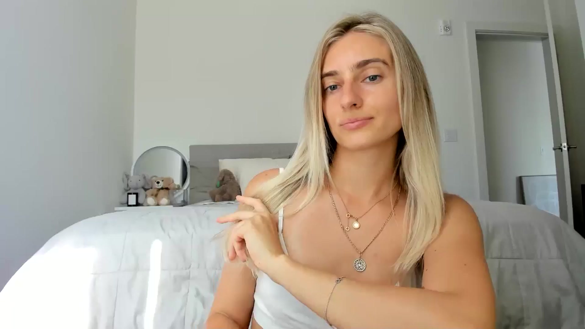 Gallery image thumbnail from Vodka_Queen's myfreecams stream on, 06/16/2024, 23:54 image 7 of 20