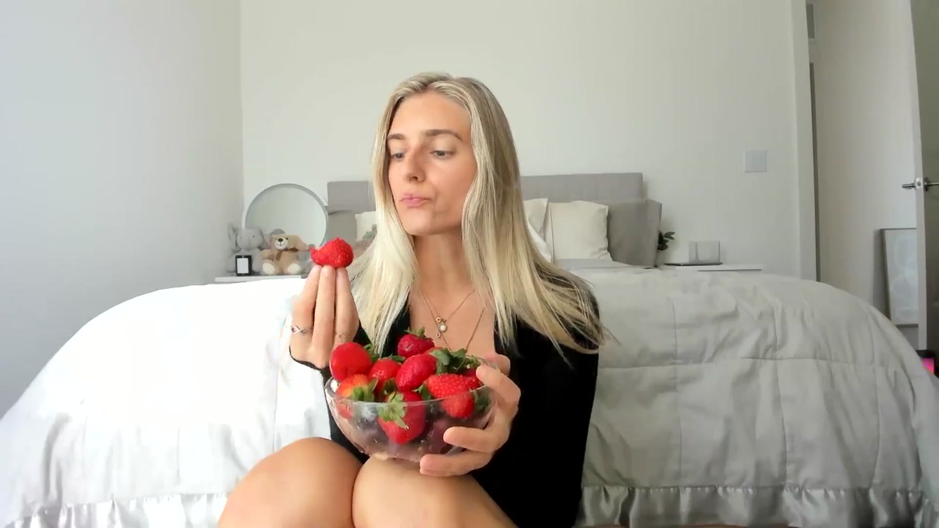 Gallery image thumbnail from Vodka_Queen's myfreecams stream on, 06/18/2024, 01:16 image 15 of 20
