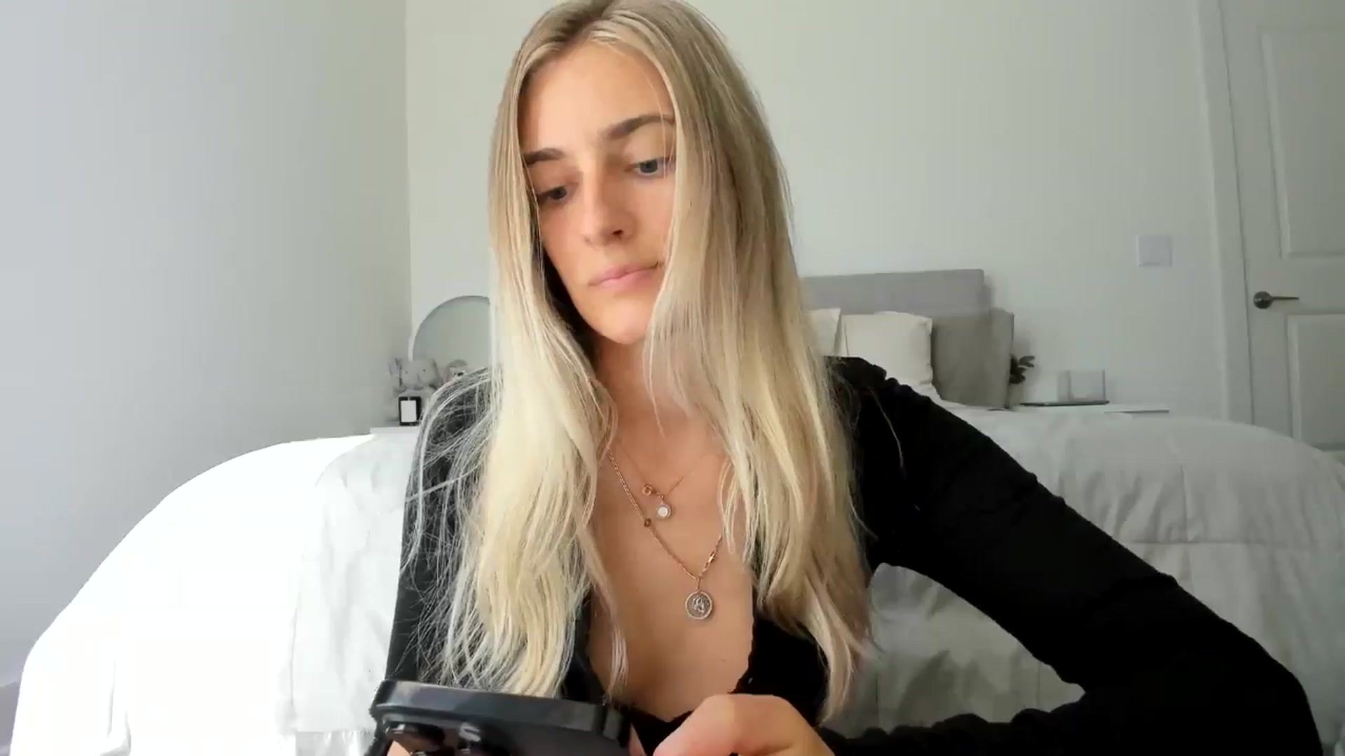 Gallery image thumbnail from Vodka_Queen's myfreecams stream on, 06/18/2024, 01:16 image 8 of 20