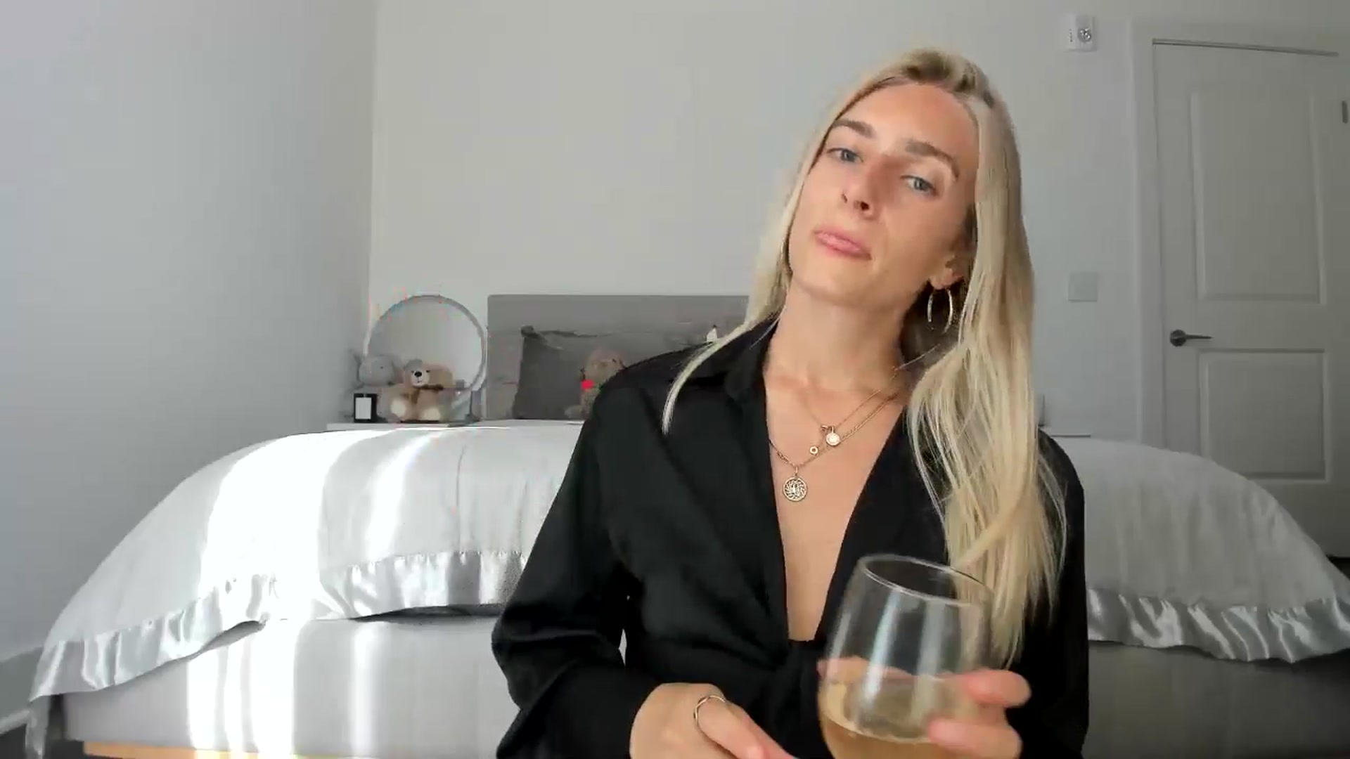 Gallery image thumbnail from Vodka_Queen's myfreecams stream on, 06/23/2024, 24:01 image 2 of 20