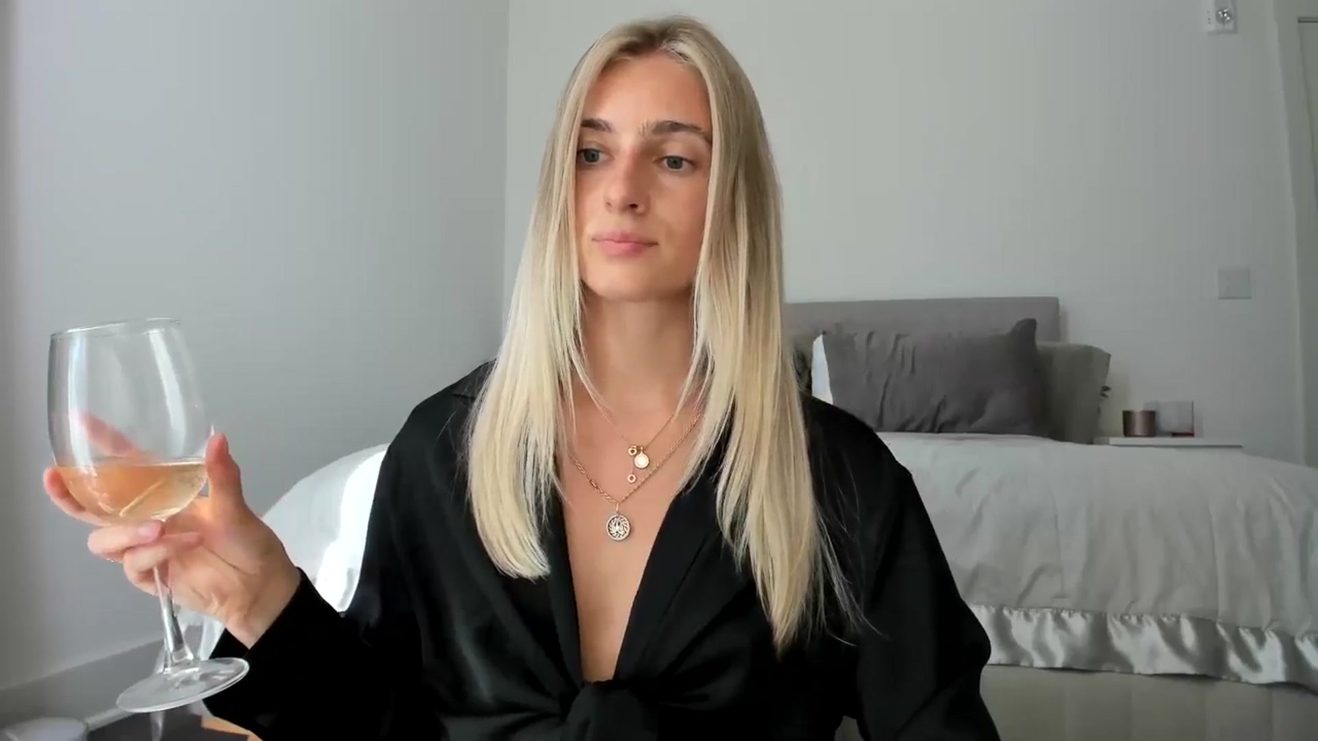 Gallery image thumbnail from Vodka_Queen's myfreecams stream on, 06/23/2024, 24:01 image 11 of 20