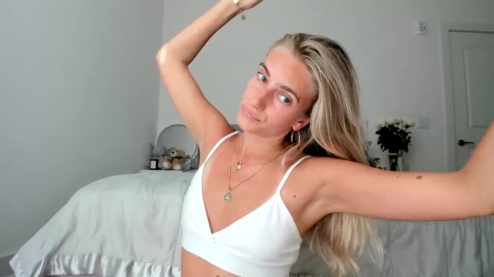 Gallery image thumbnail from Vodka_Queen's myfreecams stream on, 06/25/2024, 01:04 image 12 of 20
