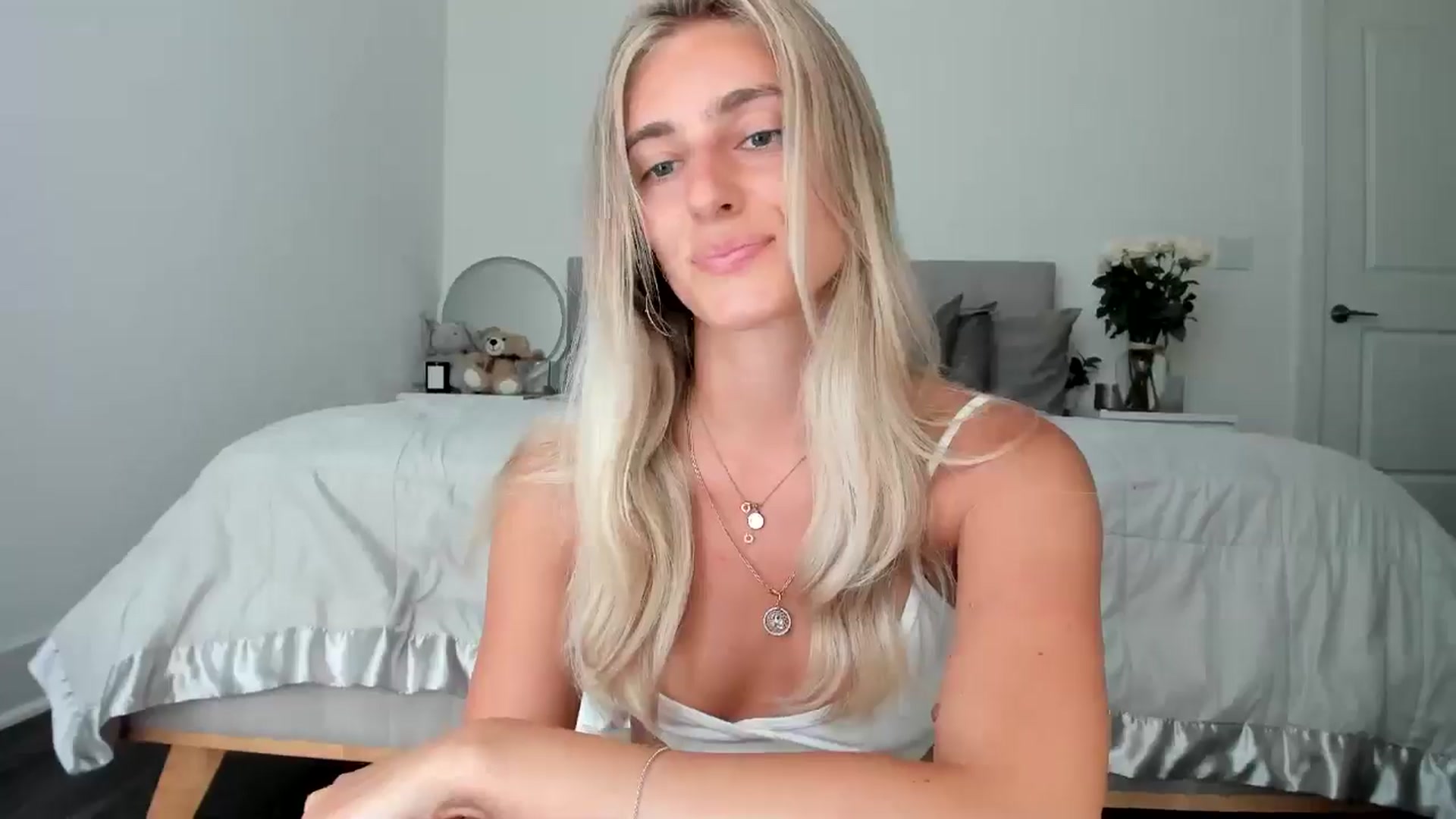 Gallery image thumbnail from Vodka_Queen's myfreecams stream on, 06/25/2024, 01:04 image 19 of 20