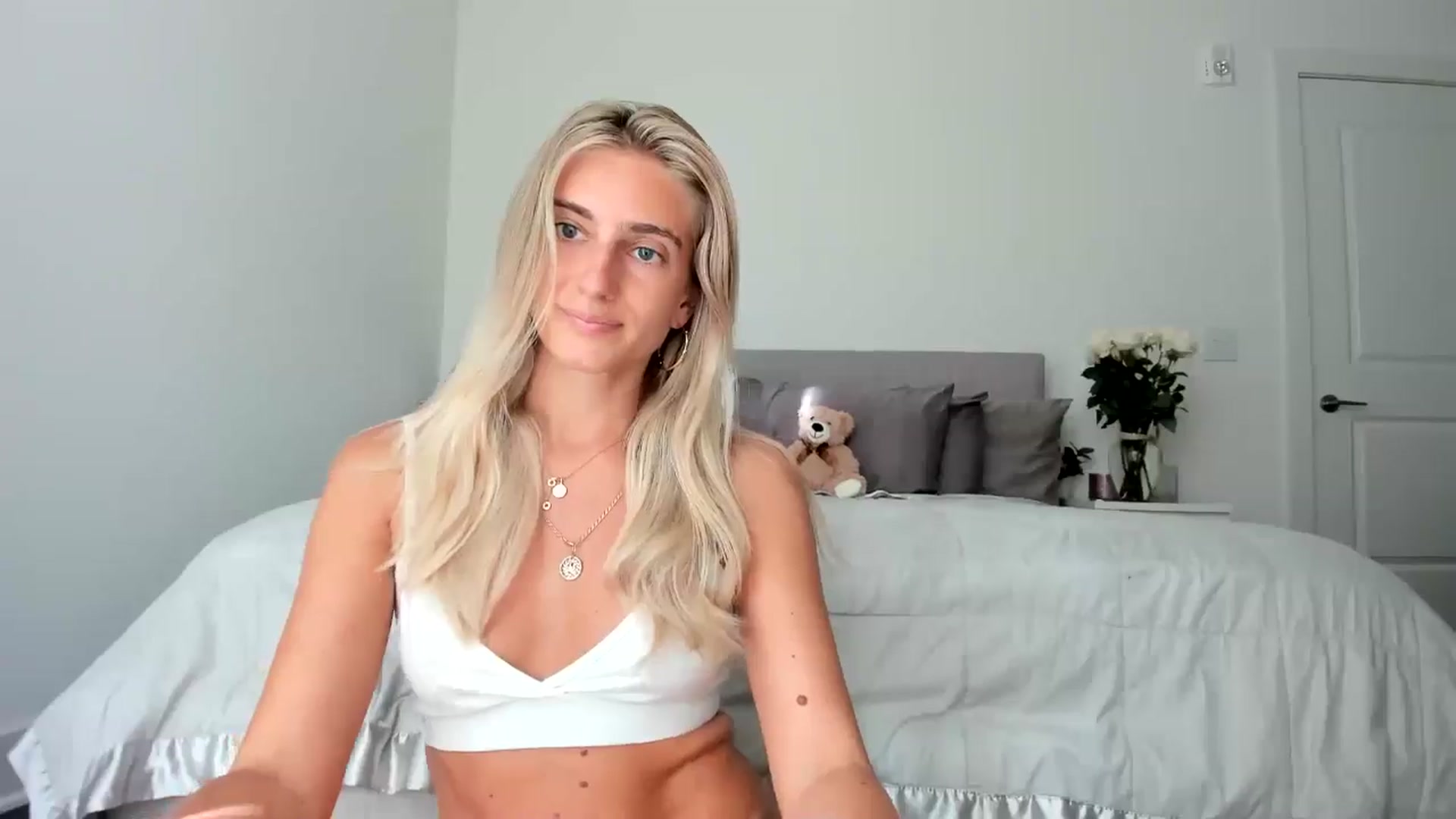 Gallery image thumbnail from Vodka_Queen's myfreecams stream on, 06/25/2024, 01:04 image 17 of 20