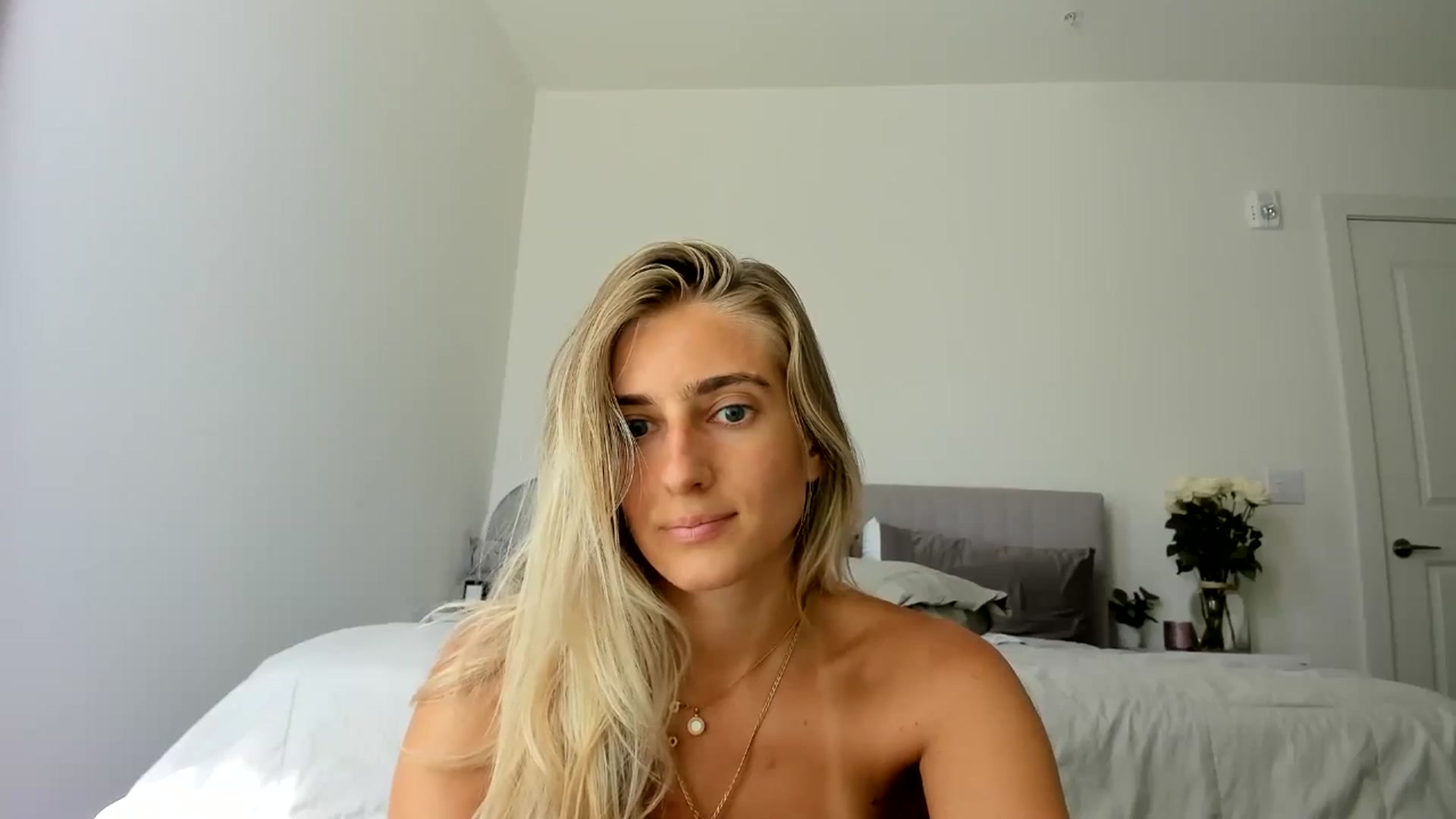 Gallery image thumbnail from Vodka_Queen's myfreecams stream on, 06/26/2024, 24:35 image 8 of 20