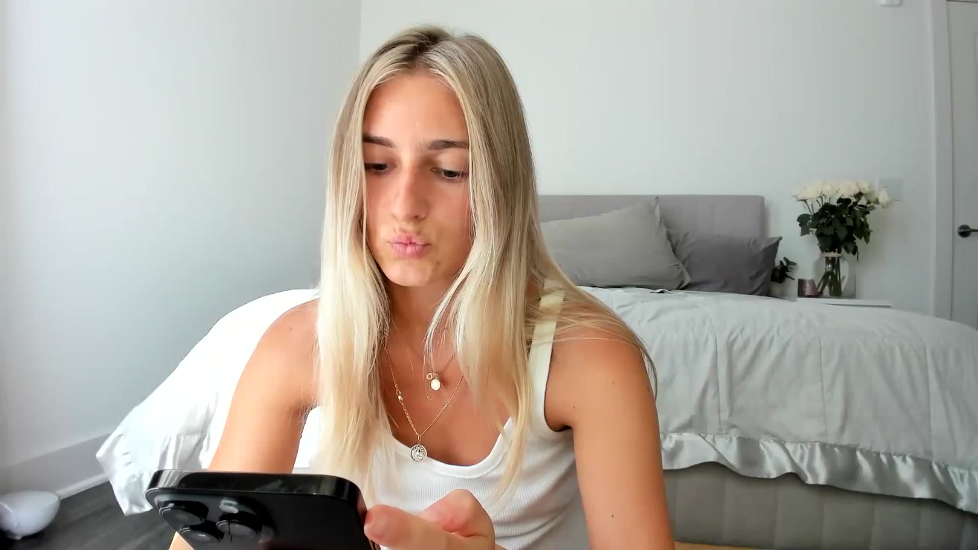Gallery image thumbnail from Vodka_Queen's myfreecams stream on, 06/27/2024, 24:16 image 14 of 20