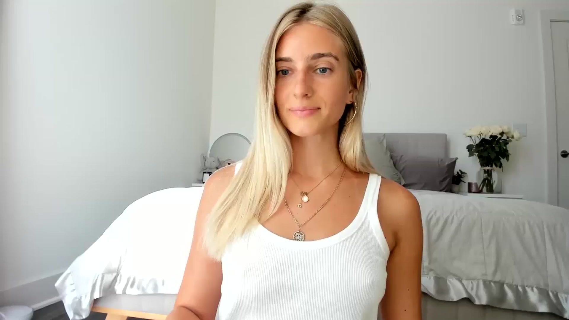 Gallery image thumbnail from Vodka_Queen's myfreecams stream on, 06/27/2024, 24:16 image 9 of 20