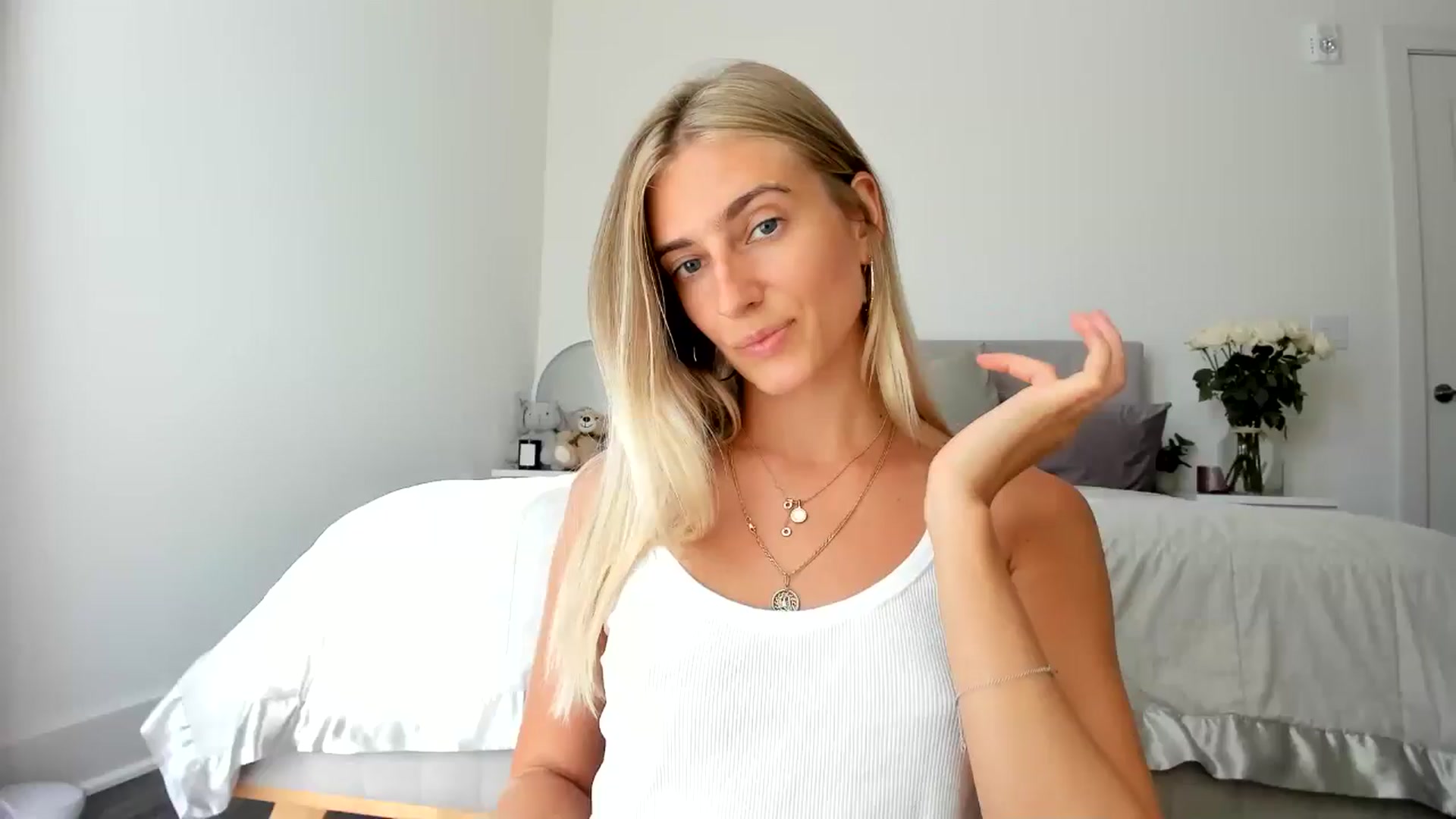 Gallery image thumbnail from Vodka_Queen's myfreecams stream on, 06/27/2024, 24:16 image 6 of 20
