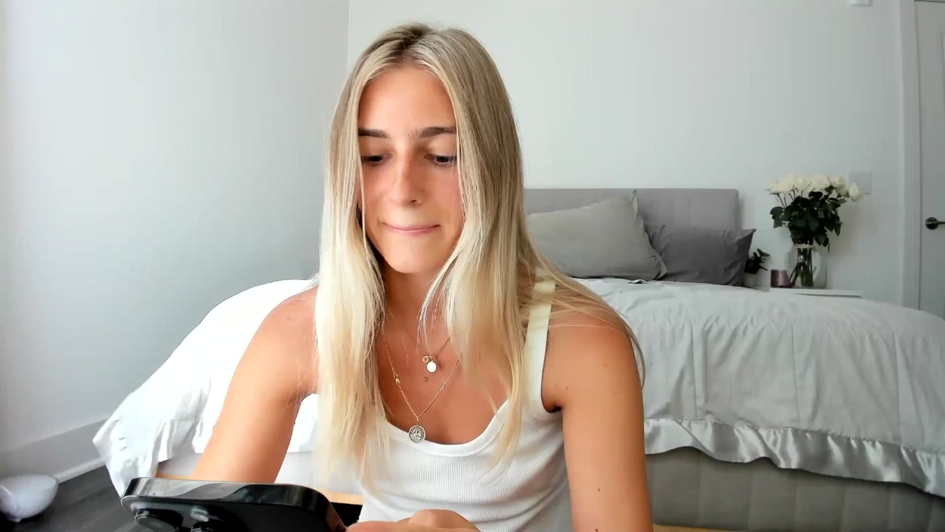 Gallery image thumbnail from Vodka_Queen's myfreecams stream on, 06/27/2024, 24:16 image 17 of 20