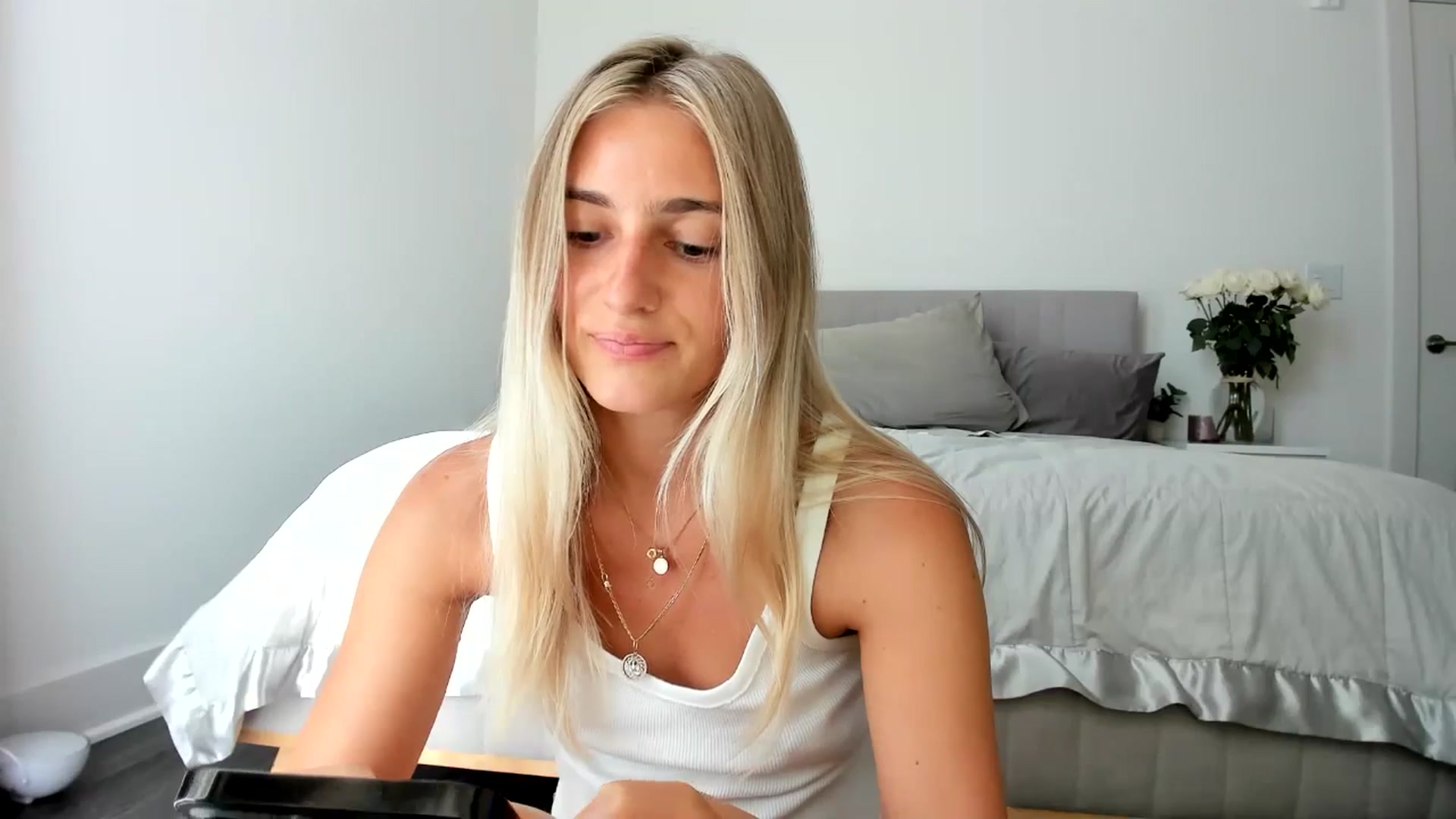 Gallery image thumbnail from Vodka_Queen's myfreecams stream on, 06/27/2024, 24:16 image 13 of 20