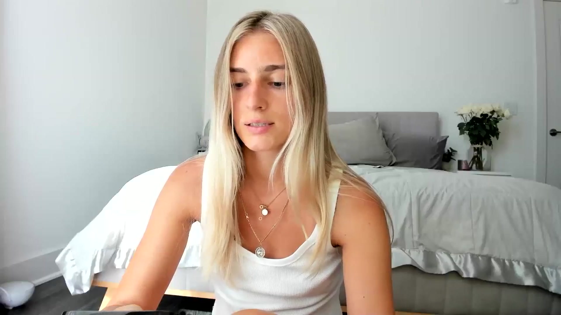 Gallery image thumbnail from Vodka_Queen's myfreecams stream on, 06/27/2024, 24:16 image 18 of 20