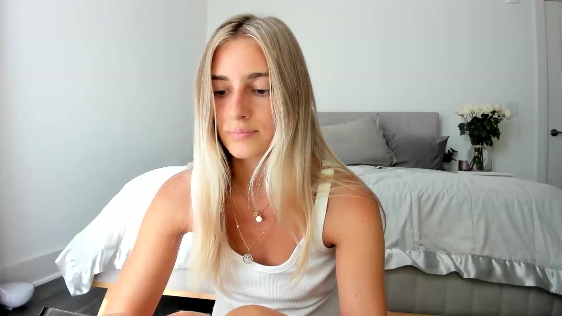 Gallery image thumbnail from Vodka_Queen's myfreecams stream on, 06/27/2024, 24:16 image 16 of 20