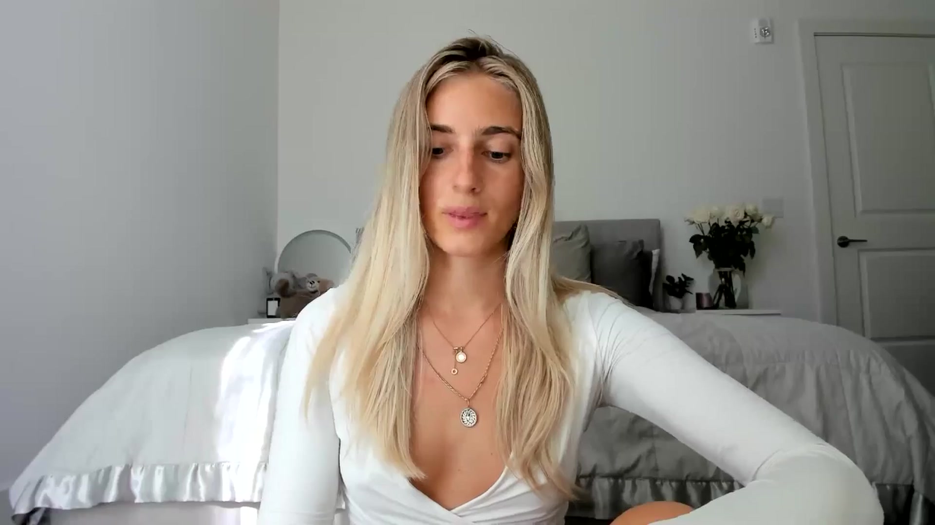 Gallery image thumbnail from Vodka_Queen's myfreecams stream on, 06/28/2024, 24:57 image 9 of 20