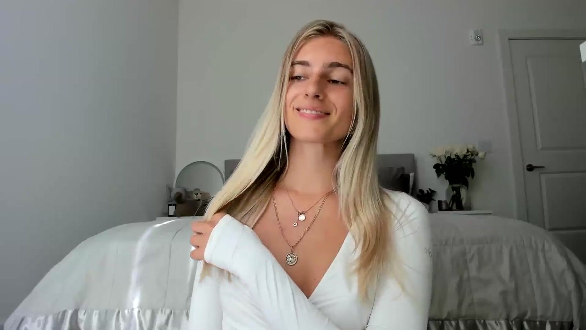 Gallery image thumbnail from Vodka_Queen's myfreecams stream on, 06/28/2024, 24:57 image 6 of 20