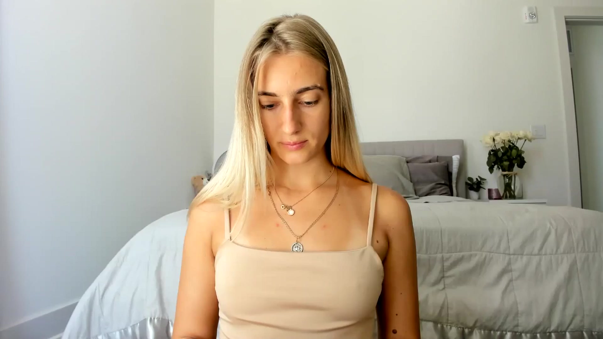 Gallery image thumbnail from Vodka_Queen's myfreecams stream on, 06/29/2024, 19:45 image 16 of 20