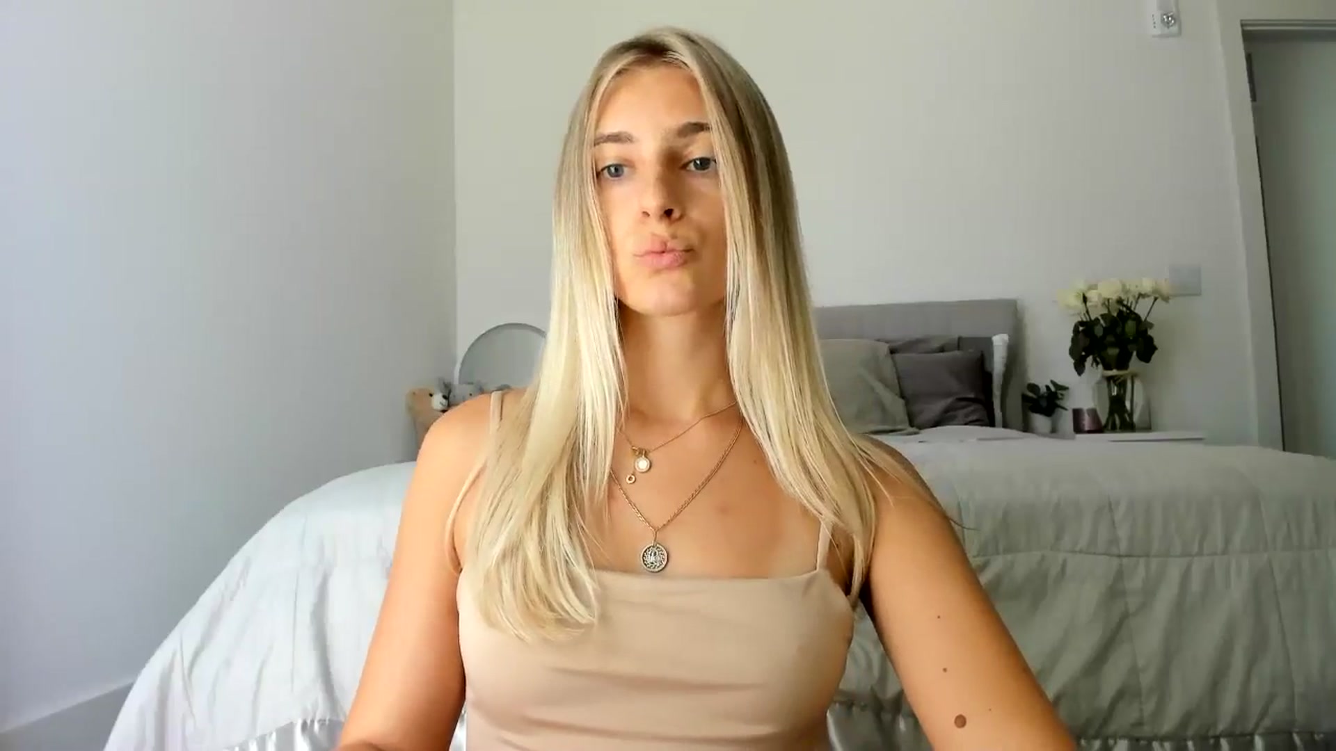 Gallery image thumbnail from Vodka_Queen's myfreecams stream on, 06/29/2024, 21:36 image 7 of 20