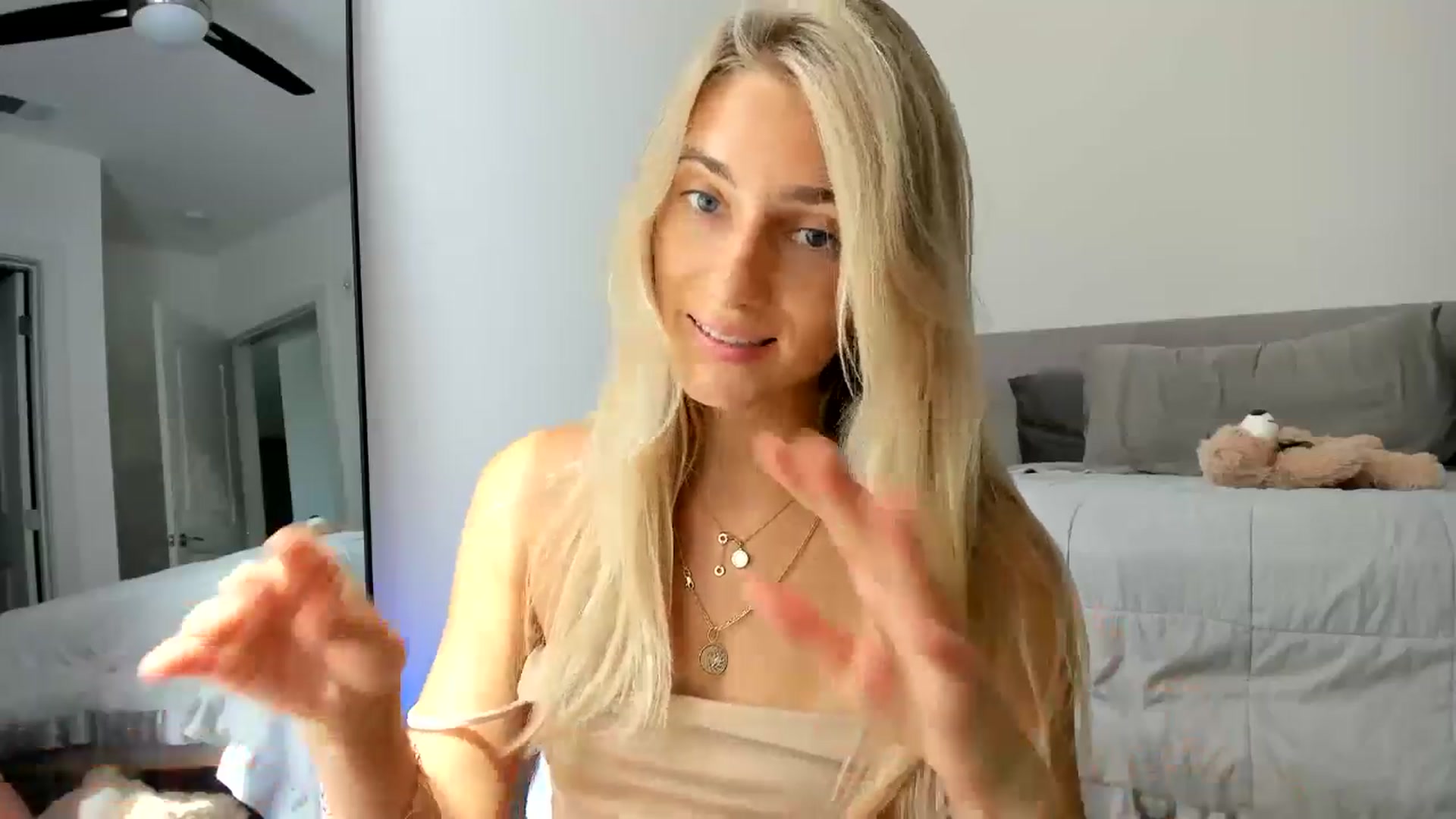 Gallery image thumbnail from Vodka_Queen's myfreecams stream on, 08/03/2024, 23:54 image 9 of 20