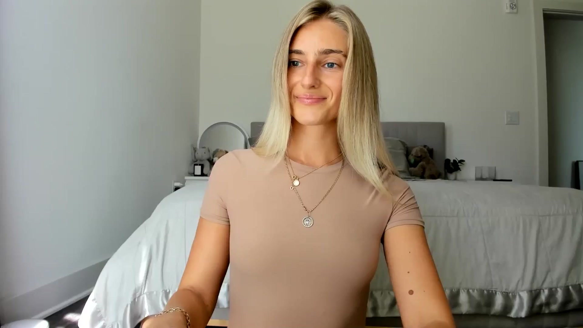 Gallery image thumbnail from Vodka_Queen's myfreecams stream on, 08/06/2024, 22:44 image 3 of 20