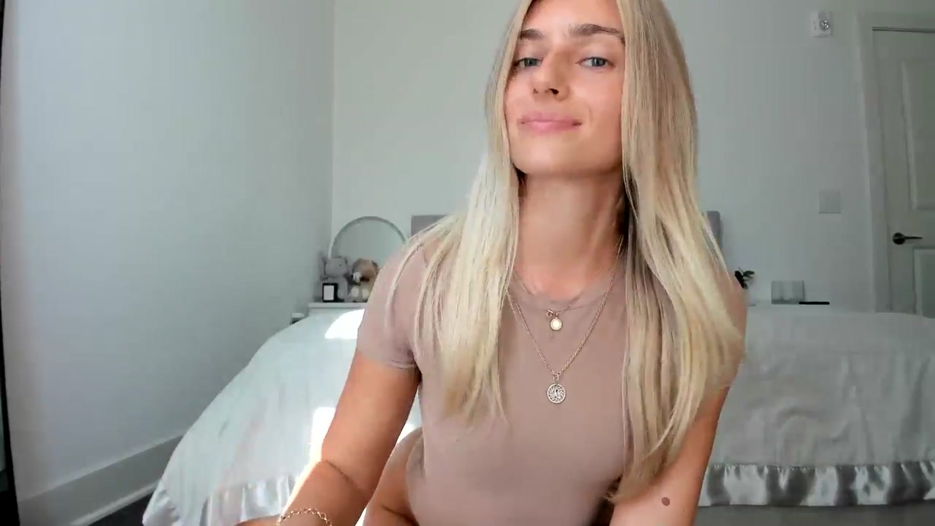 Gallery image thumbnail from Vodka_Queen's myfreecams stream on, 08/07/2024, 24:43 image 19 of 20