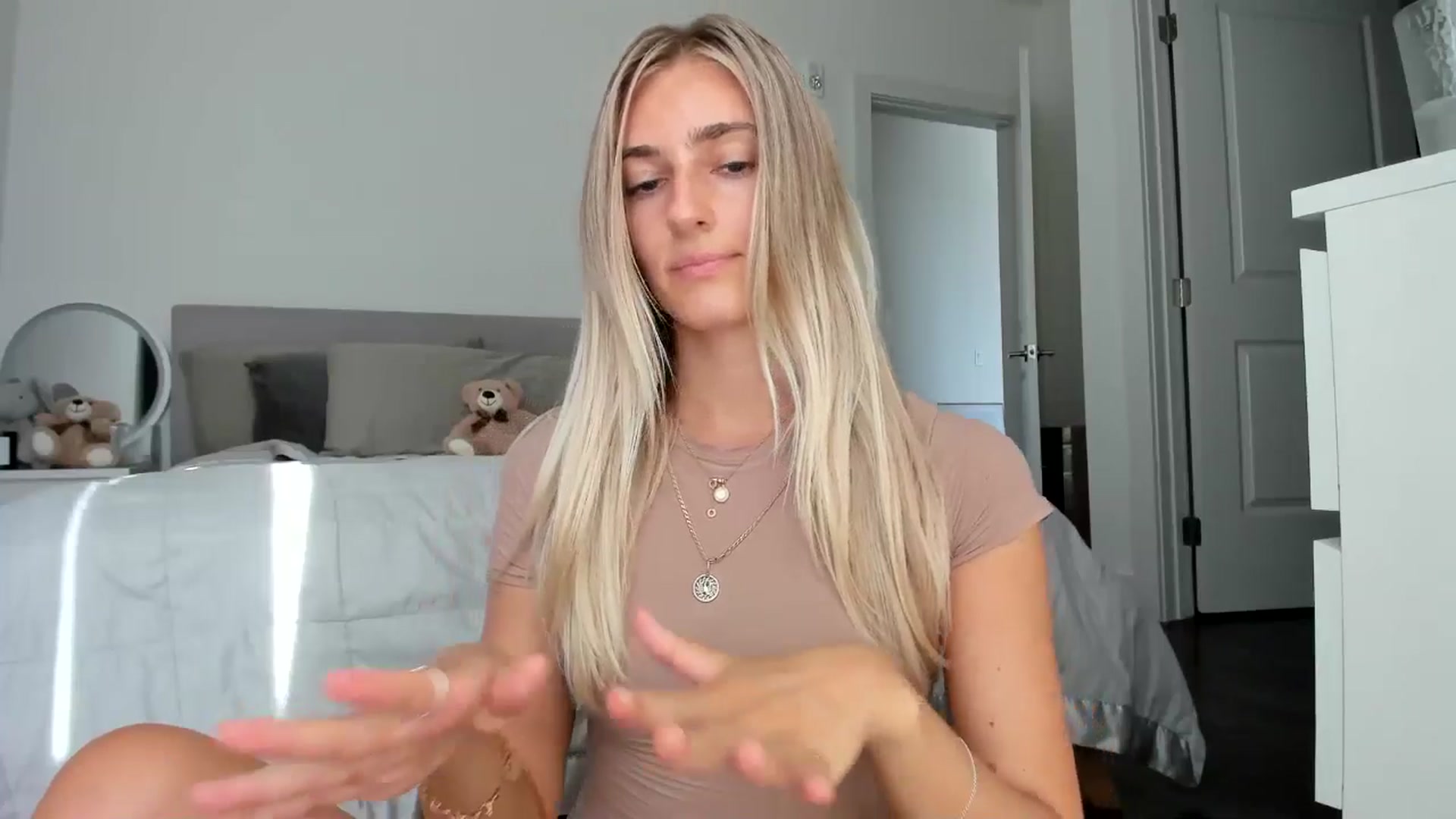 Gallery image thumbnail from Vodka_Queen's myfreecams stream on, 08/08/2024, 24:01 image 18 of 20