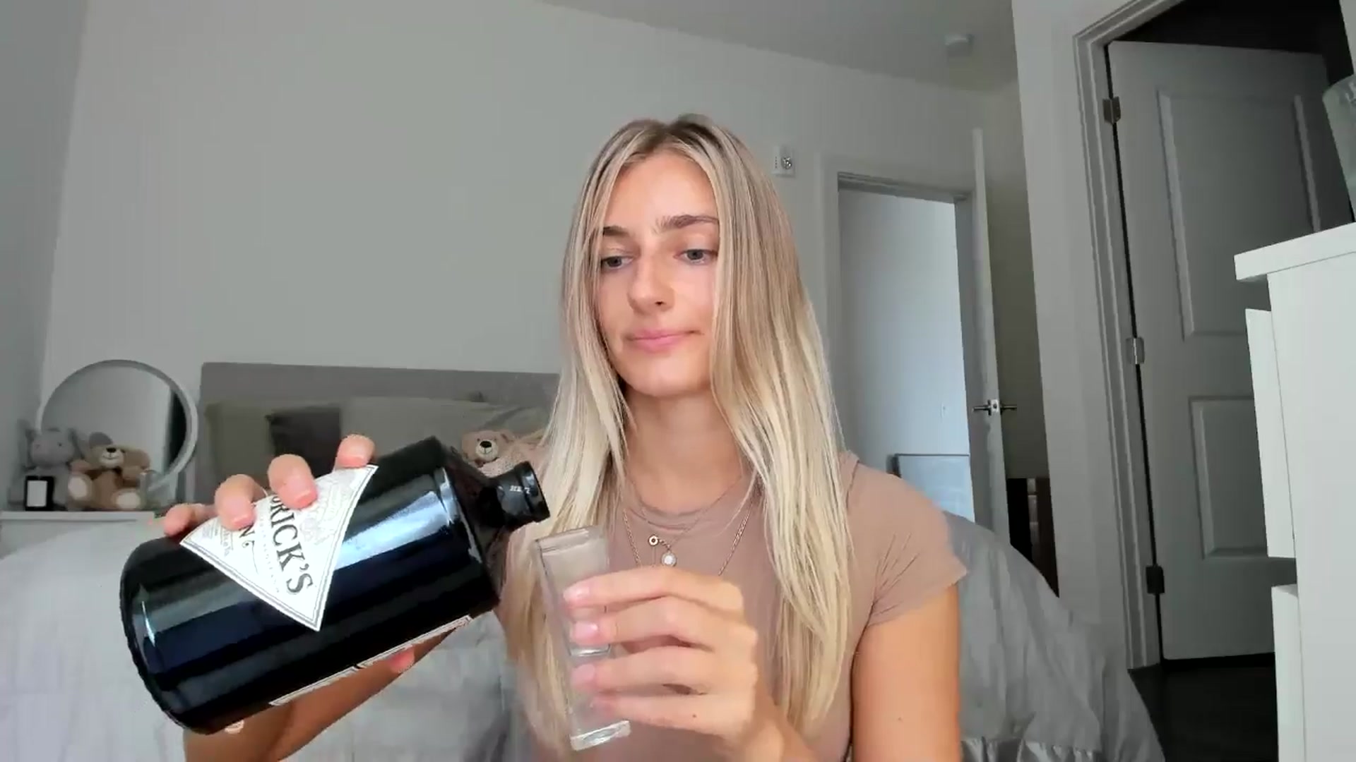 Gallery image thumbnail from Vodka_Queen's myfreecams stream on, 08/08/2024, 24:01 image 16 of 20
