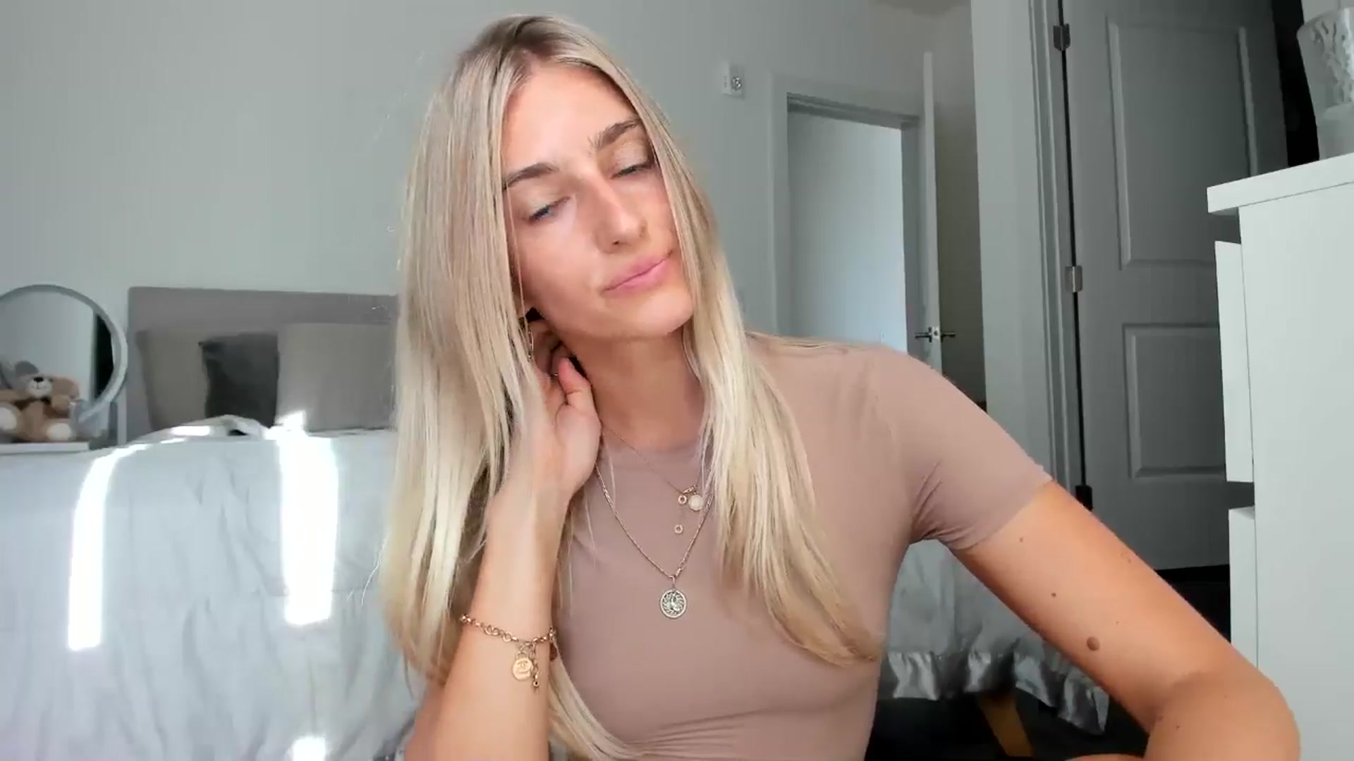 Gallery image thumbnail from Vodka_Queen's myfreecams stream on, 08/08/2024, 01:06 image 3 of 20