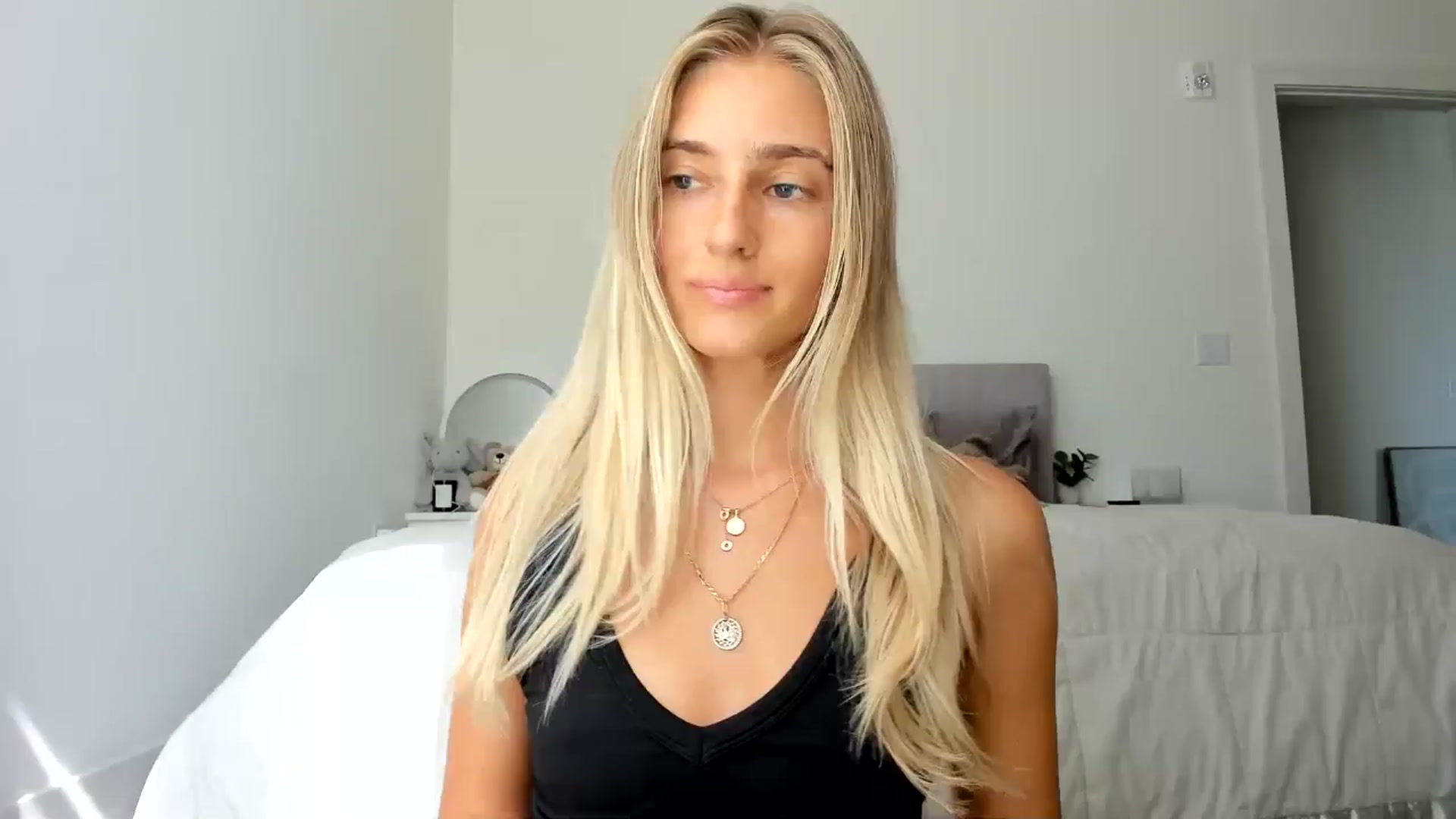 Gallery image thumbnail from Vodka_Queen's myfreecams stream on, 08/10/2024, 23:19 image 7 of 20