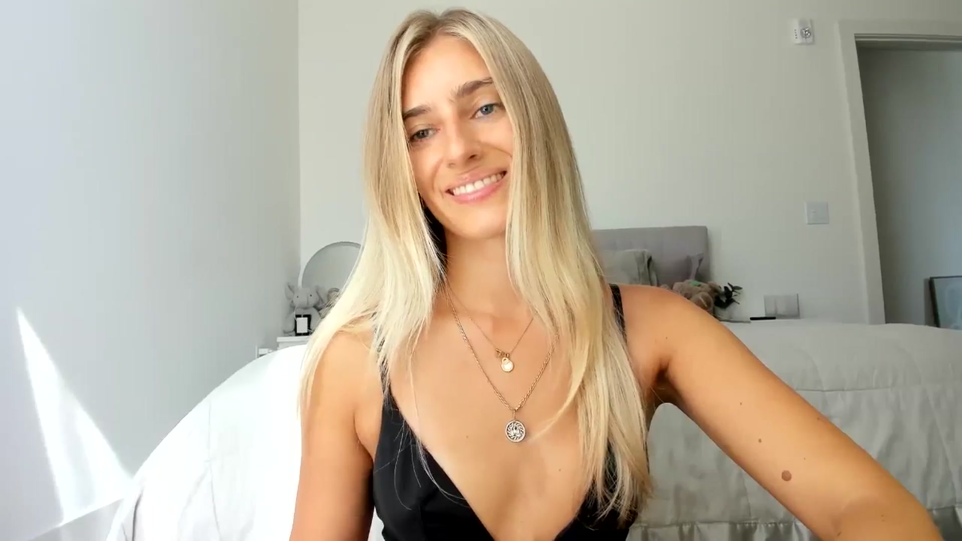 Gallery image thumbnail from Vodka_Queen's myfreecams stream on, 08/12/2024, 24:01 image 4 of 20