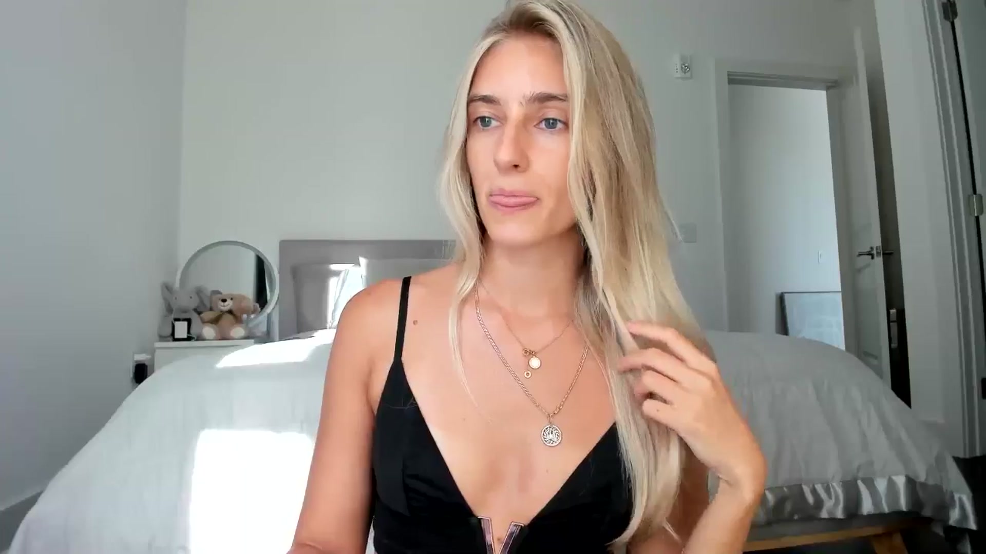 Gallery image thumbnail from Vodka_Queen's myfreecams stream on, 08/12/2024, 06:29 image 3 of 20