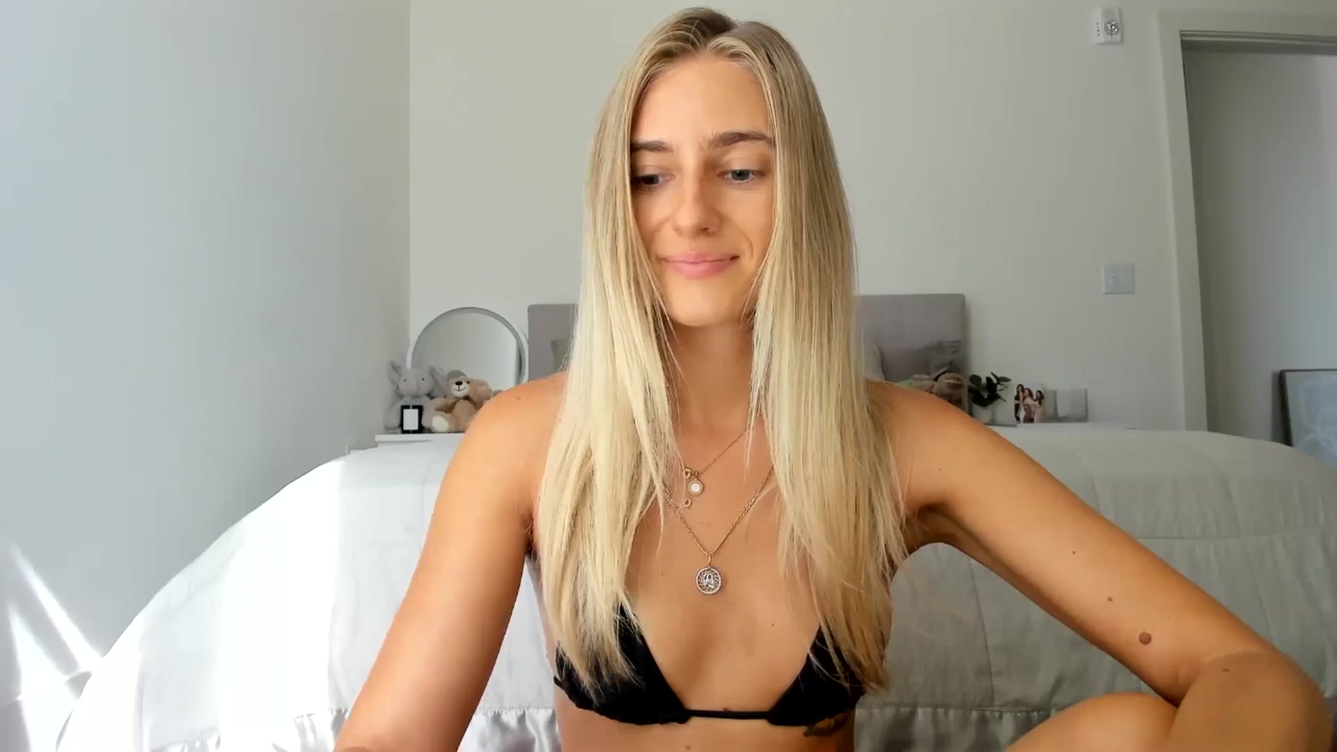 Gallery image thumbnail from Vodka_Queen's myfreecams stream on, 08/15/2024, 24:04 image 4 of 20