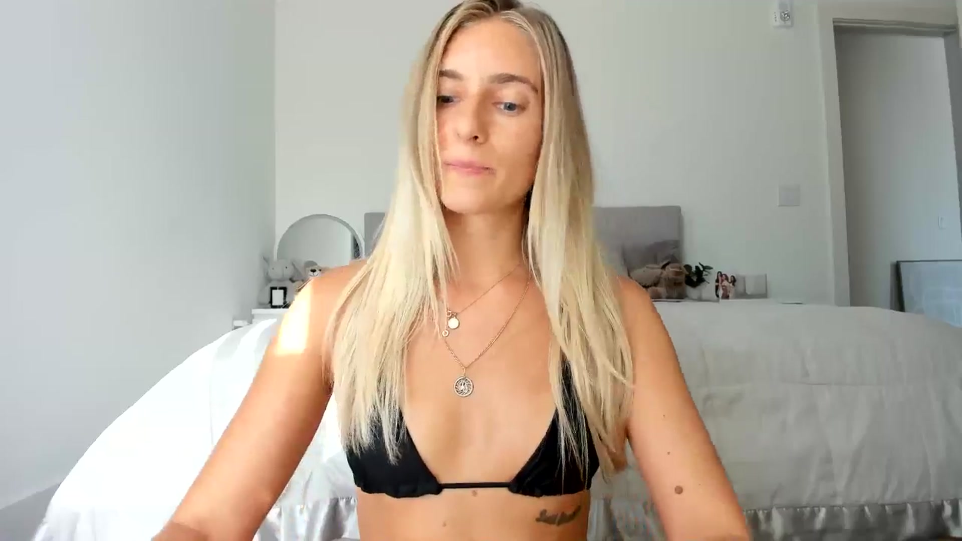 Gallery image thumbnail from Vodka_Queen's myfreecams stream on, 08/15/2024, 24:04 image 18 of 20