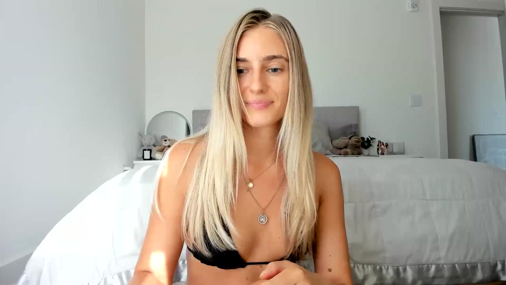 Gallery image thumbnail from Vodka_Queen's myfreecams stream on, 08/15/2024, 24:04 image 19 of 20
