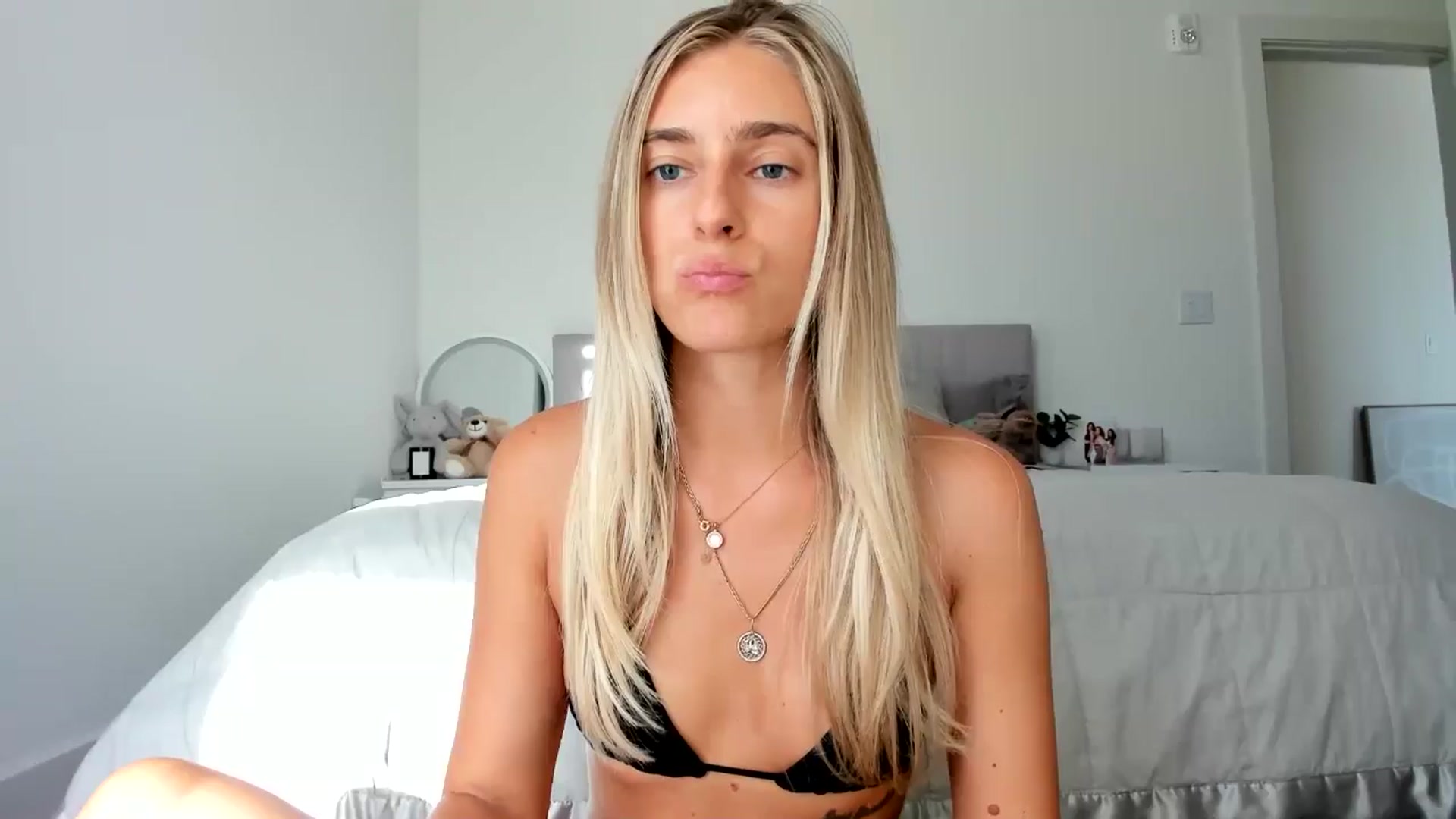 Gallery image thumbnail from Vodka_Queen's myfreecams stream on, 08/15/2024, 01:00 image 15 of 20