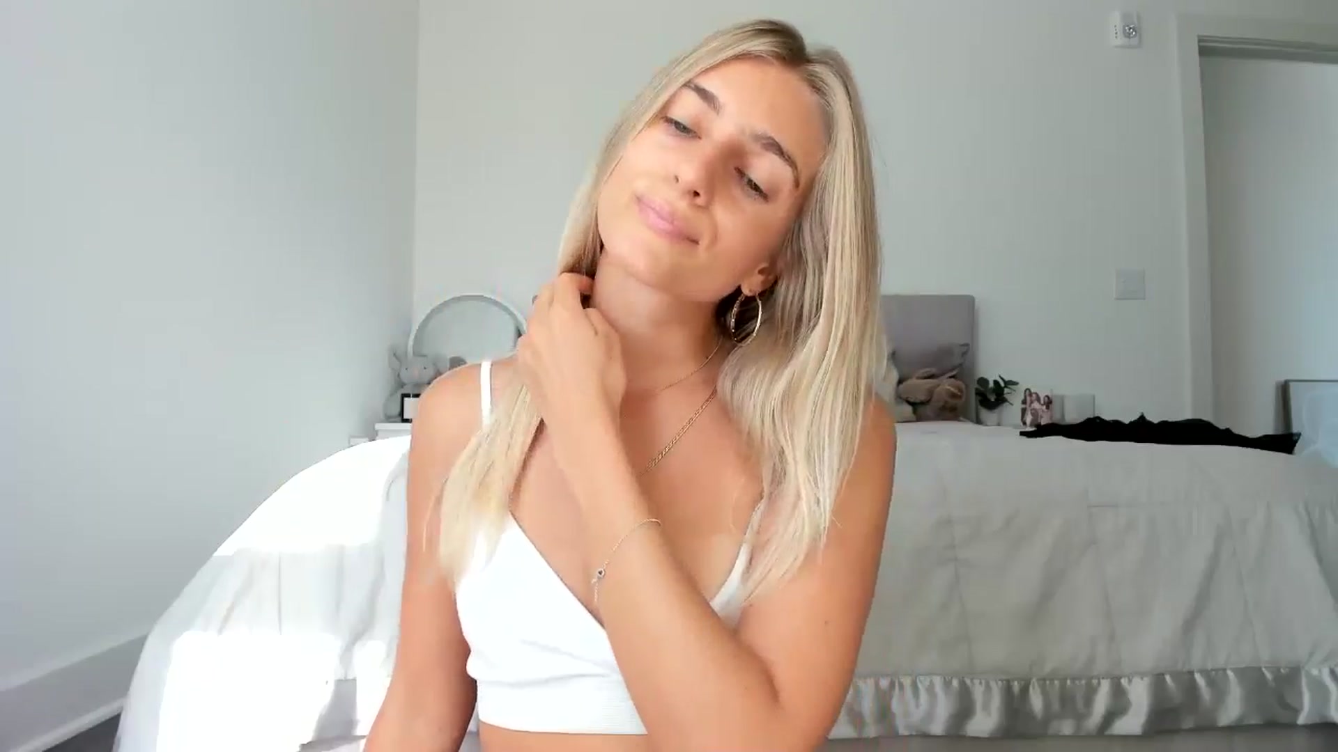 Gallery image thumbnail from Vodka_Queen's myfreecams stream on, 08/18/2024, 24:21 image 18 of 20