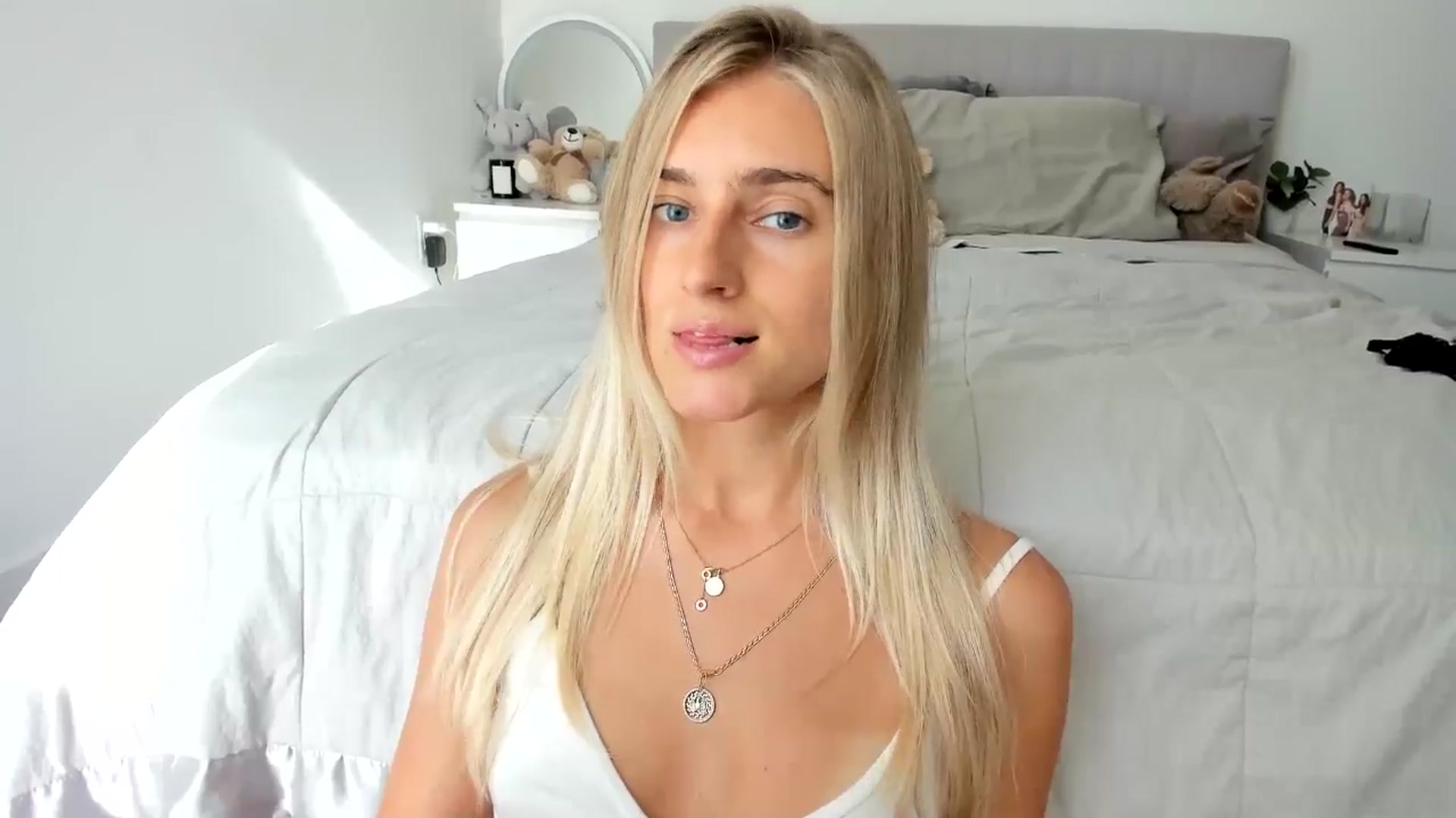 Gallery image thumbnail from Vodka_Queen's myfreecams stream on, 08/18/2024, 24:21 image 8 of 20