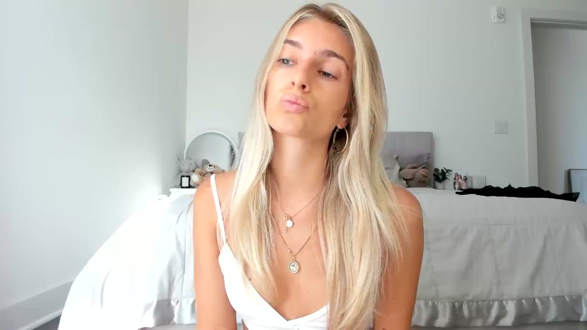 Gallery image thumbnail from Vodka_Queen's myfreecams stream on, 08/18/2024, 24:21 image 13 of 20