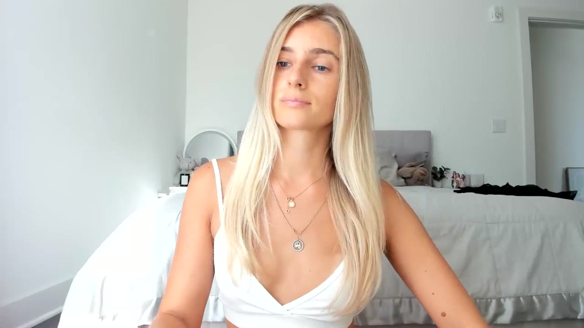 Gallery image thumbnail from Vodka_Queen's myfreecams stream on, 08/18/2024, 24:21 image 11 of 20