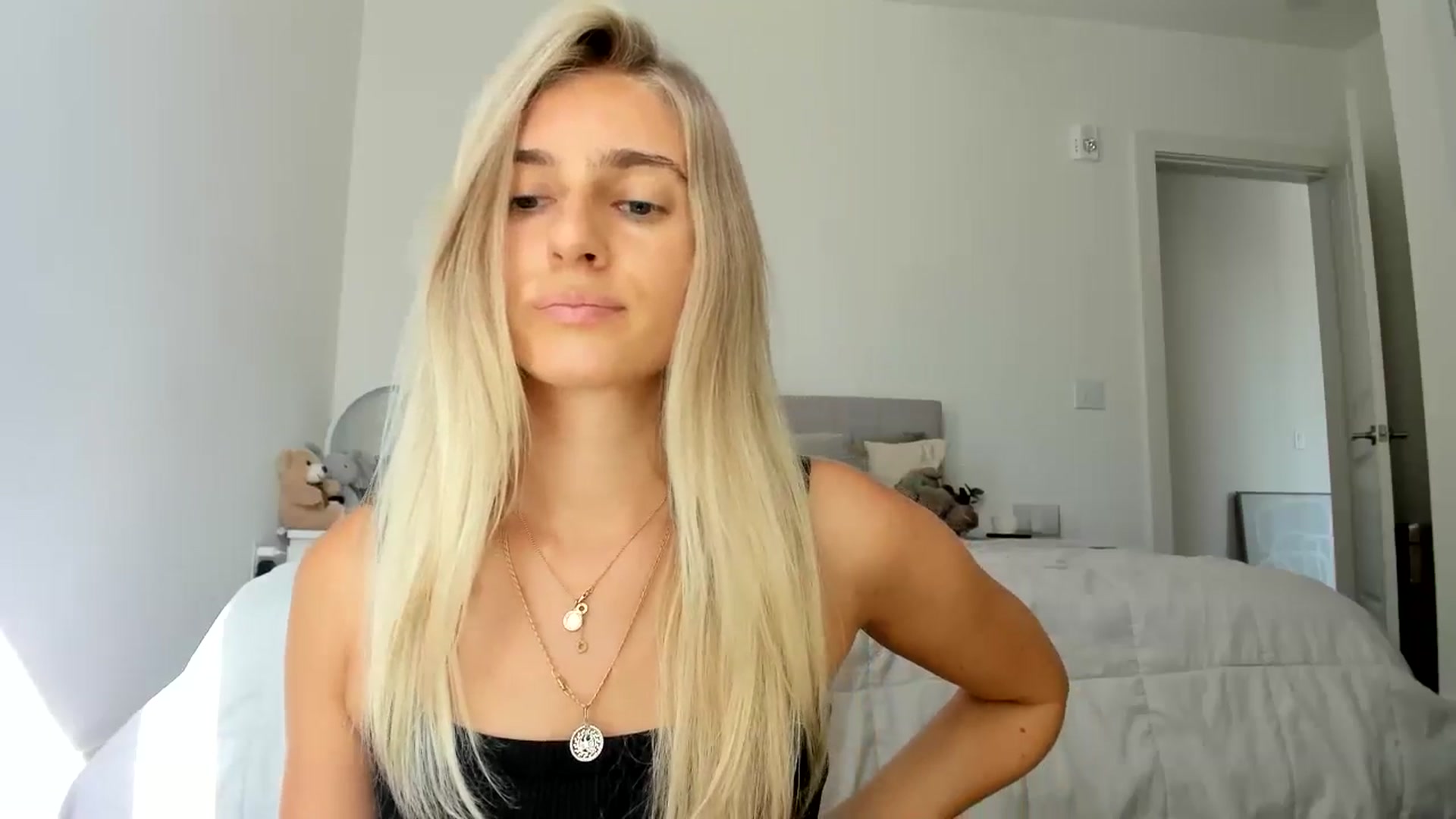 Gallery image thumbnail from Vodka_Queen's myfreecams stream on, 08/25/2024, 23:59 image 9 of 20