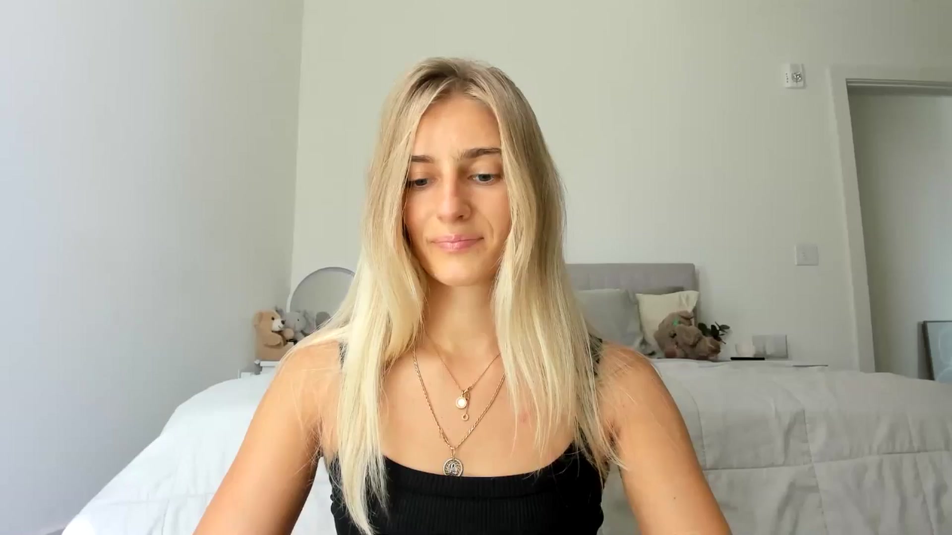 Gallery image thumbnail from Vodka_Queen's myfreecams stream on, 08/25/2024, 23:59 image 1 of 20
