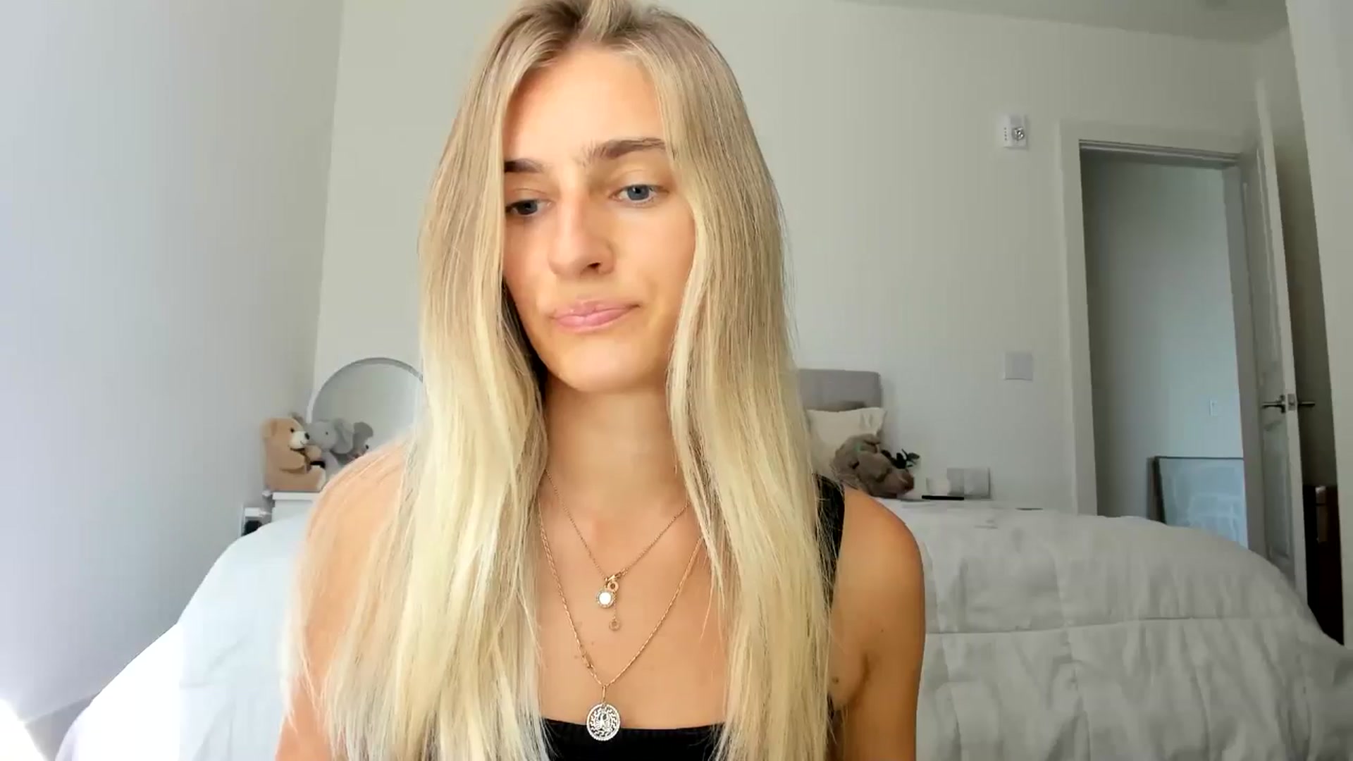 Gallery image thumbnail from Vodka_Queen's myfreecams stream on, 08/25/2024, 23:59 image 7 of 20