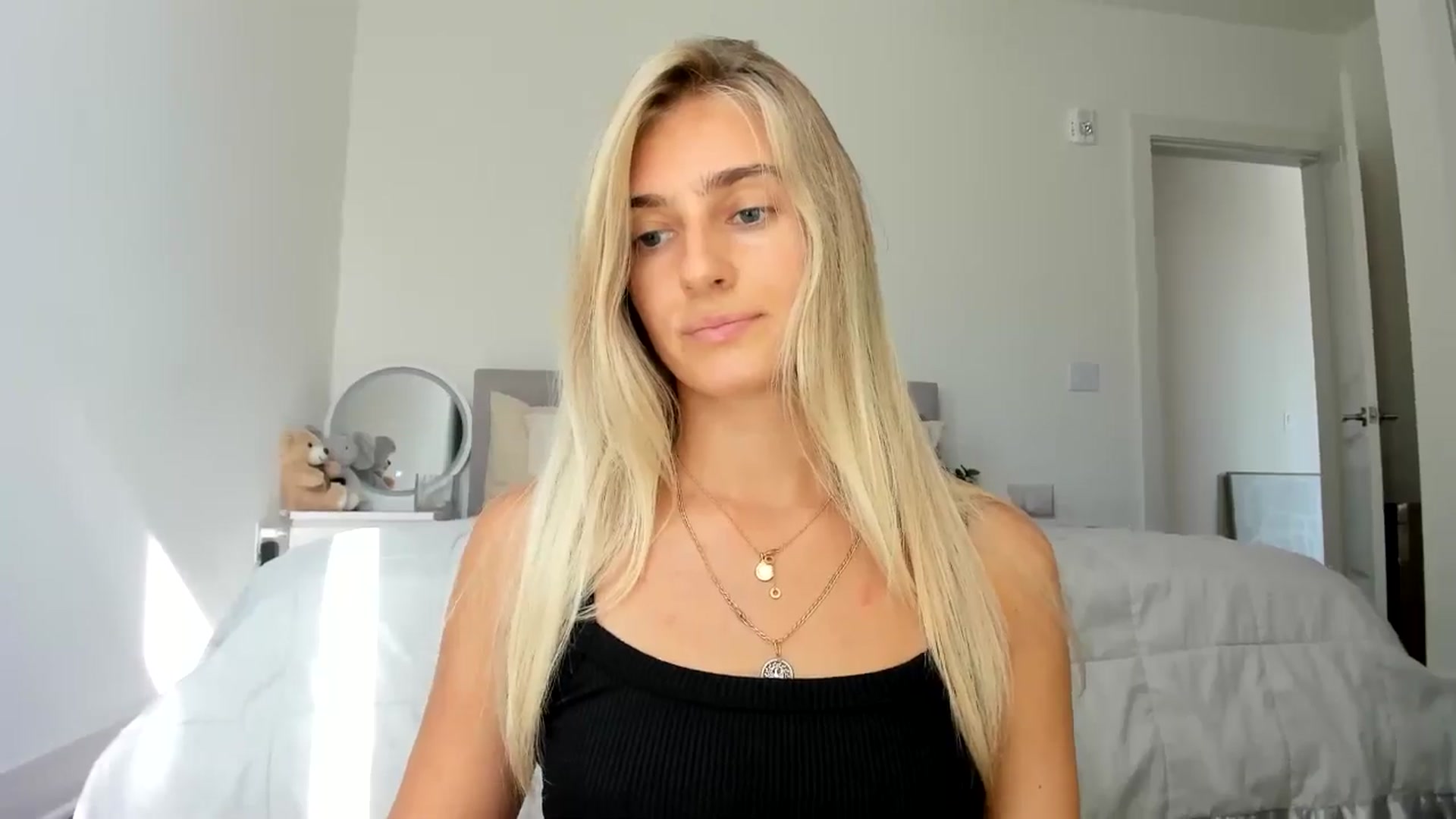 Gallery image thumbnail from Vodka_Queen's myfreecams stream on, 08/25/2024, 23:59 image 15 of 20