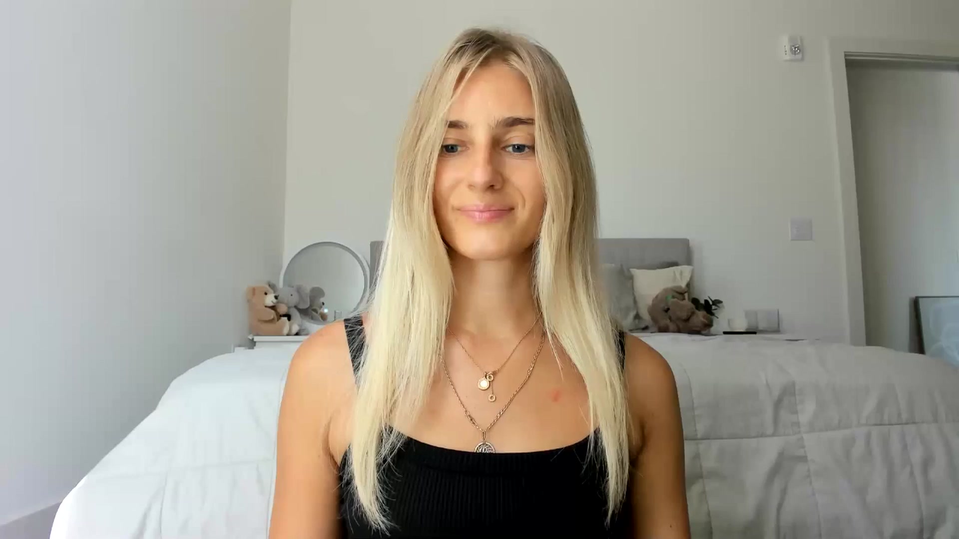 Gallery image thumbnail from Vodka_Queen's myfreecams stream on, 08/25/2024, 23:59 image 2 of 20