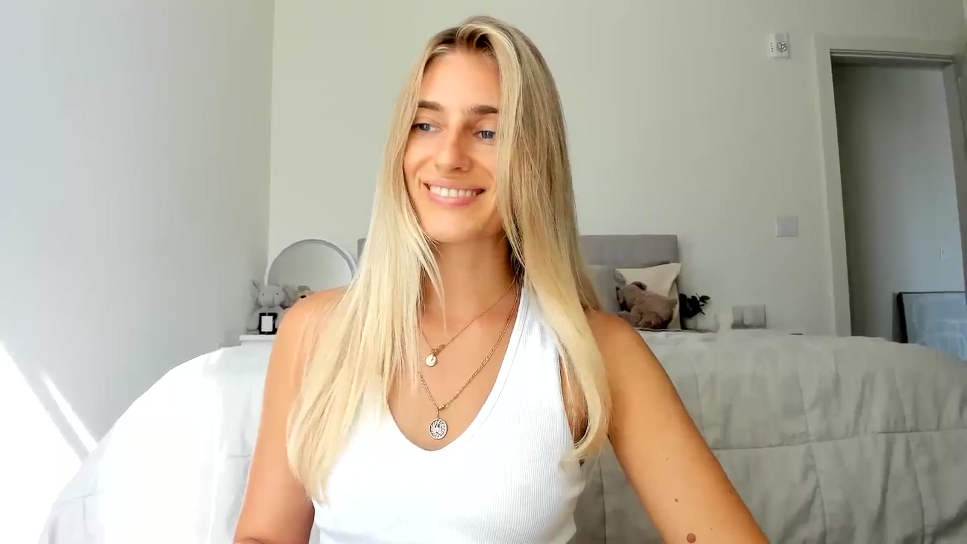 Gallery image thumbnail from Vodka_Queen's myfreecams stream on, 08/27/2024, 24:28 image 7 of 20