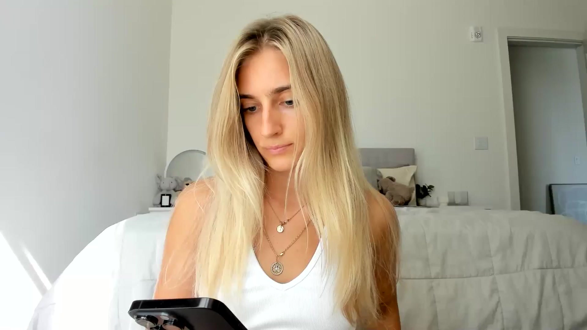 Gallery image thumbnail from Vodka_Queen's myfreecams stream on, 08/27/2024, 24:28 image 6 of 20