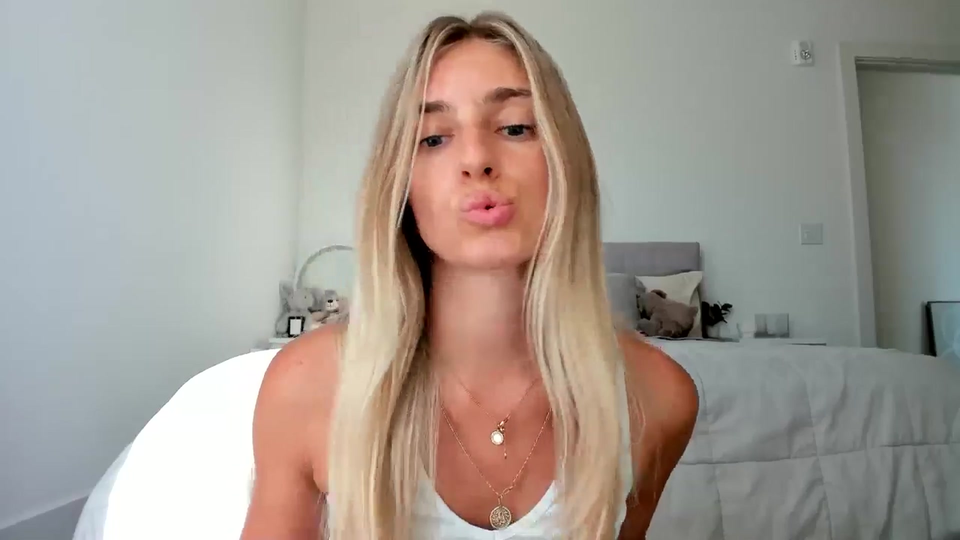 Gallery image thumbnail from Vodka_Queen's myfreecams stream on, 08/27/2024, 02:30 image 8 of 20