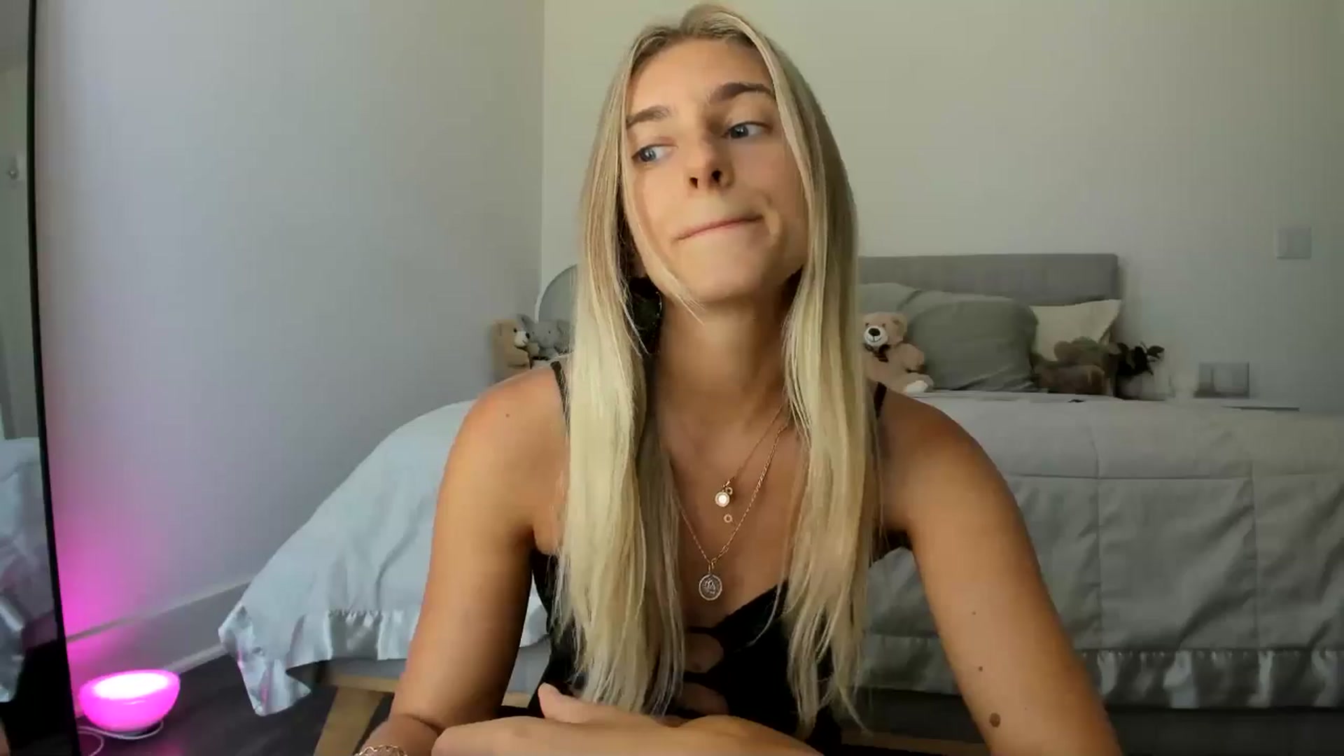 Gallery image thumbnail from Vodka_Queen's myfreecams stream on, 08/27/2024, 21:29 image 13 of 20