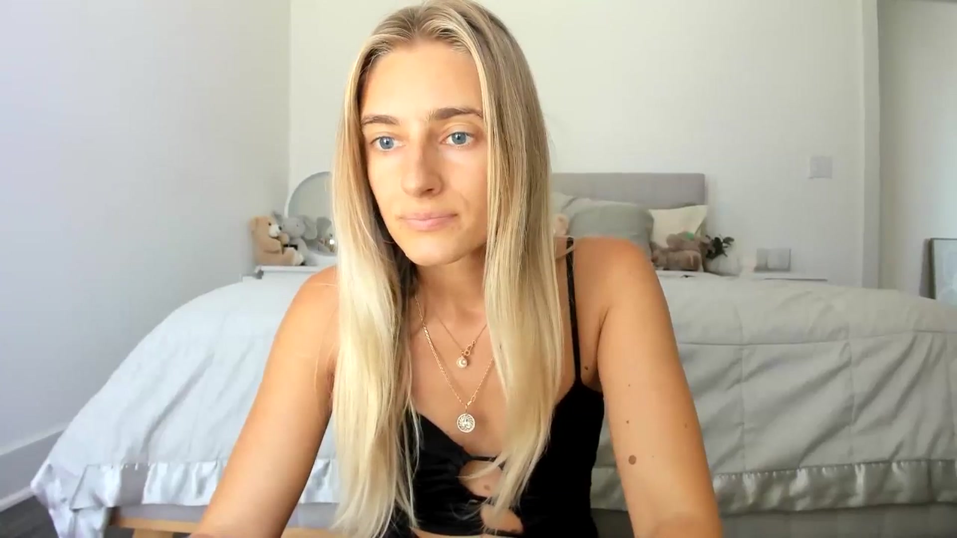 Gallery image thumbnail from Vodka_Queen's myfreecams stream on, 08/27/2024, 21:29 image 6 of 20
