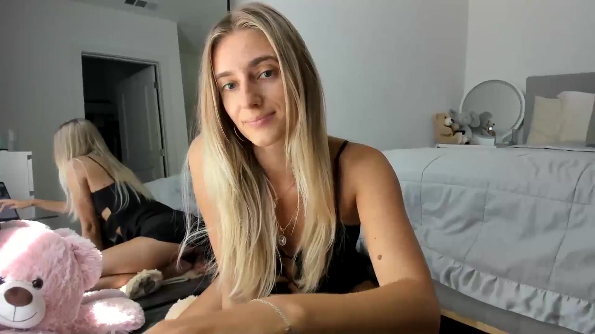 Gallery image thumbnail from Vodka_Queen's myfreecams stream on, 08/27/2024, 21:29 image 19 of 20