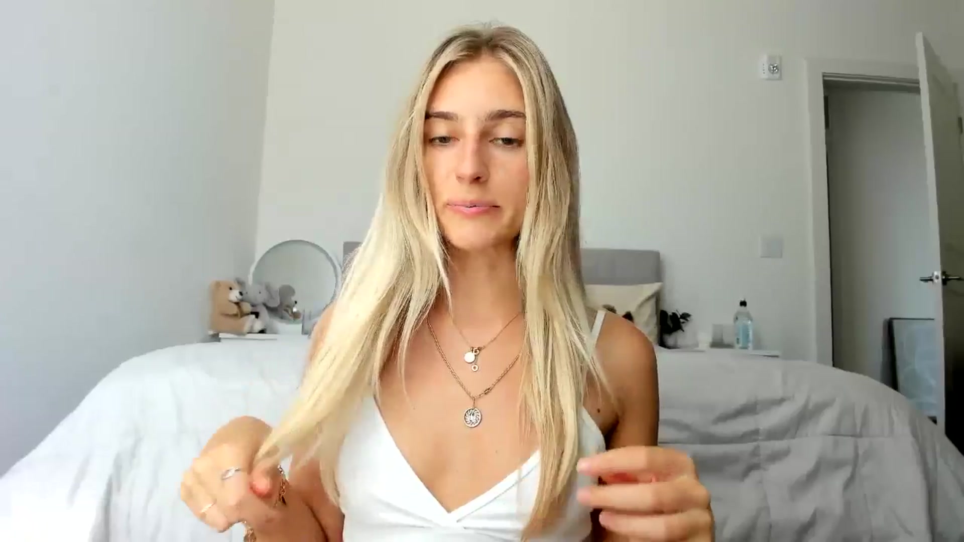 Gallery image thumbnail from Vodka_Queen's myfreecams stream on, 08/28/2024, 23:13 image 4 of 20